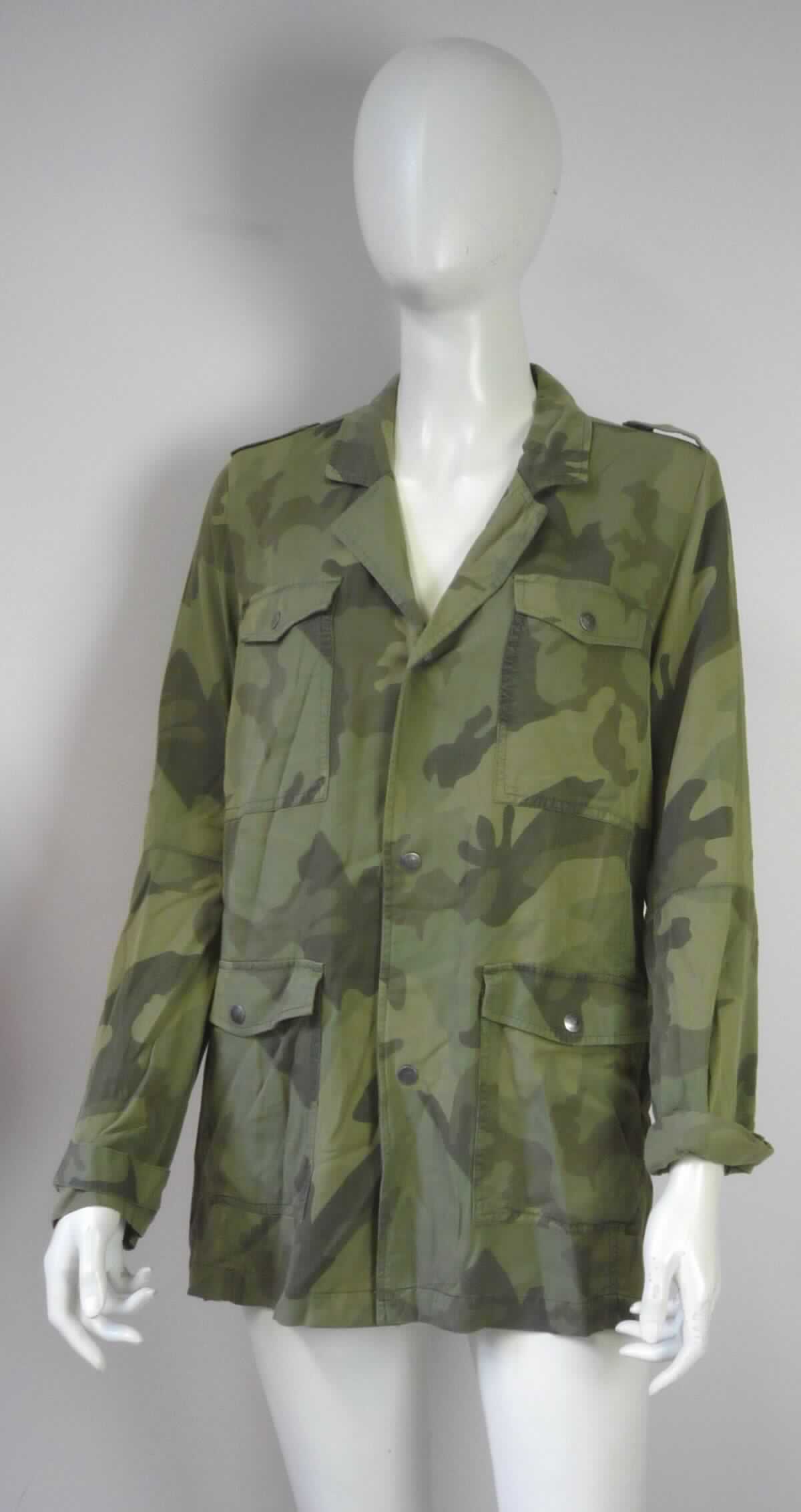 Jacke, sog. Damen Jacke, Größe 36, Foto siehe Anlage,
- aus ca. 0,5 mm dicken, bedruckten Geweben aus laut Antrag 100 % Viskose (künstliche Chemiefasern),
- über den Schritt reichend (Rückenlänge: ca. 76 cm),
- mit einem Reverskragen,
- mit Schulterriegeln mit Druckknopfverschluss,
- vorn mit einer durchgehenden Öffnung mit Druckknopfverschluss von links über rechts (Männerkleidung),
- mit langen Ärmeln, 
- vorn mit zwei aufgesetzten Taschen im Brustbereich und zwei aufgesetzten Taschen unterhalb der Taille; alle 
  Taschen sind mit einer Patte mit Druckknopfverschluss ausgestattet,
- auf der Rückseite mit aufgeklebten Strasssteinen verziert,
- in Bahnen gearbeitet,
- am unteren Rand durch Umschlagen und Festnähen gesäumt,
- keine Arbeits- und Berufskleidung.

"Jacke, aus Geweben, für Männer, aus künstlichen Chemiefasern, keine Arbeits- und Berufskleidung"