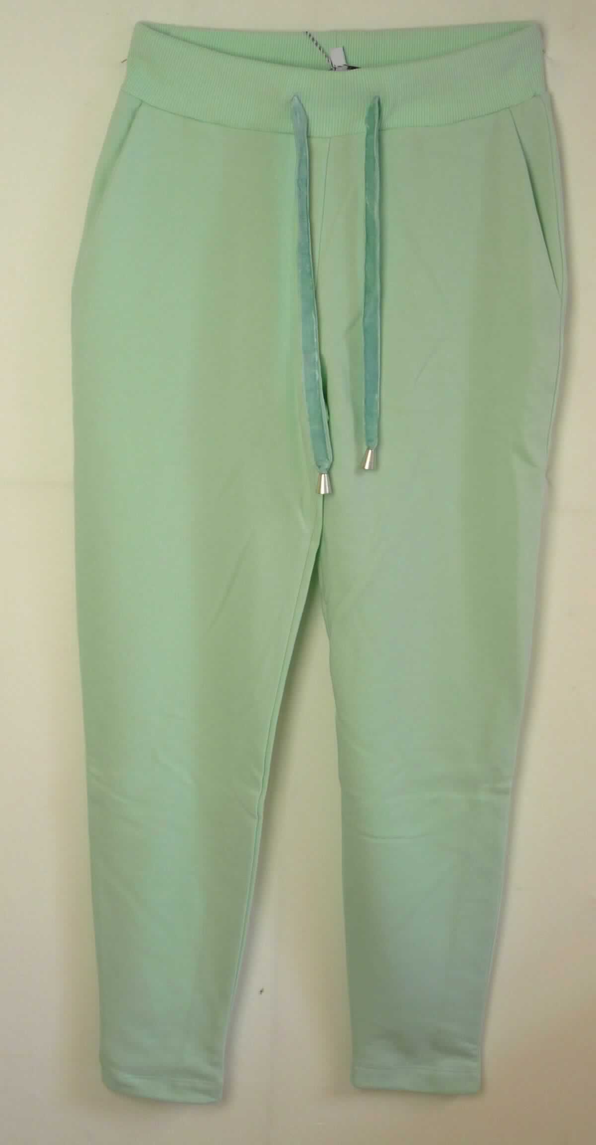 Lange Hose, sog. Damen Hose, Größe S, Foto siehe Anlage,
- aus ca. 1,4 mm dicken, einfarbigen, einseitig (Innenseite) gerauten Gewirken aus laut Antrag 65 % Baumwolle
  und 35 % Polyester (synthetische Chemiefasern),
- in der Taille abschließend, mit einem ca. 6 cm breiten, angesetzten, gerippt gewirkten, elastischen Taillenbund
  mit Tunnelzug,
- ohne Öffnung und ohne Verschluss; ohne Hinweise auf den Trägerkreis (unisex),
- seitlich mit zwei eingesetzten, offenen Taschen, 
- hinten mit einer Gesäßtaschenattrappe,
- mit knöchellangen Hosenbeinen; an den Beinabschlüssen durch Umschlagen und Festnähen gesäumt. 

"Lange Hose, aus Gewirken, für Frauen, aus Baumwolle"