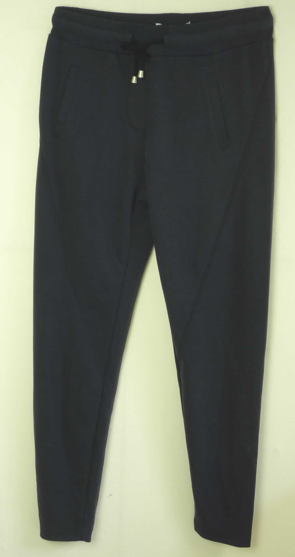 Lange Hose, sog. Damen Hose, Größe S, Foto siehe Anlage,
- aus ca. 1 mm dicken, einfarbigen Gewirken aus laut Antrag 67 % Tencel (künstliche Chemiefasern) und 
  33 % Polyester (synthetische Chemiefasern),
- in der Taille abschließend, mit einem ca. 5 cm breiten, angesetzten, elastischen Taillenbund mit Tunnelzug,
- ohne Öffnung und ohne Verschluss; ohne Hinweise auf den Trägerkreis (unisex),
- seitlich mit zwei eingesetzten, offenen Taschen, 
- hinten mit zwei Gesäßtaschenattrappen,
- mit knöchellangen Hosenbeinen, an den Beinabschlüssen durch Umschlagen und Festnähen gesäumt.

"Lange Hose, aus Gewirken, für Frauen, aus künstlichen Chemiefasern"