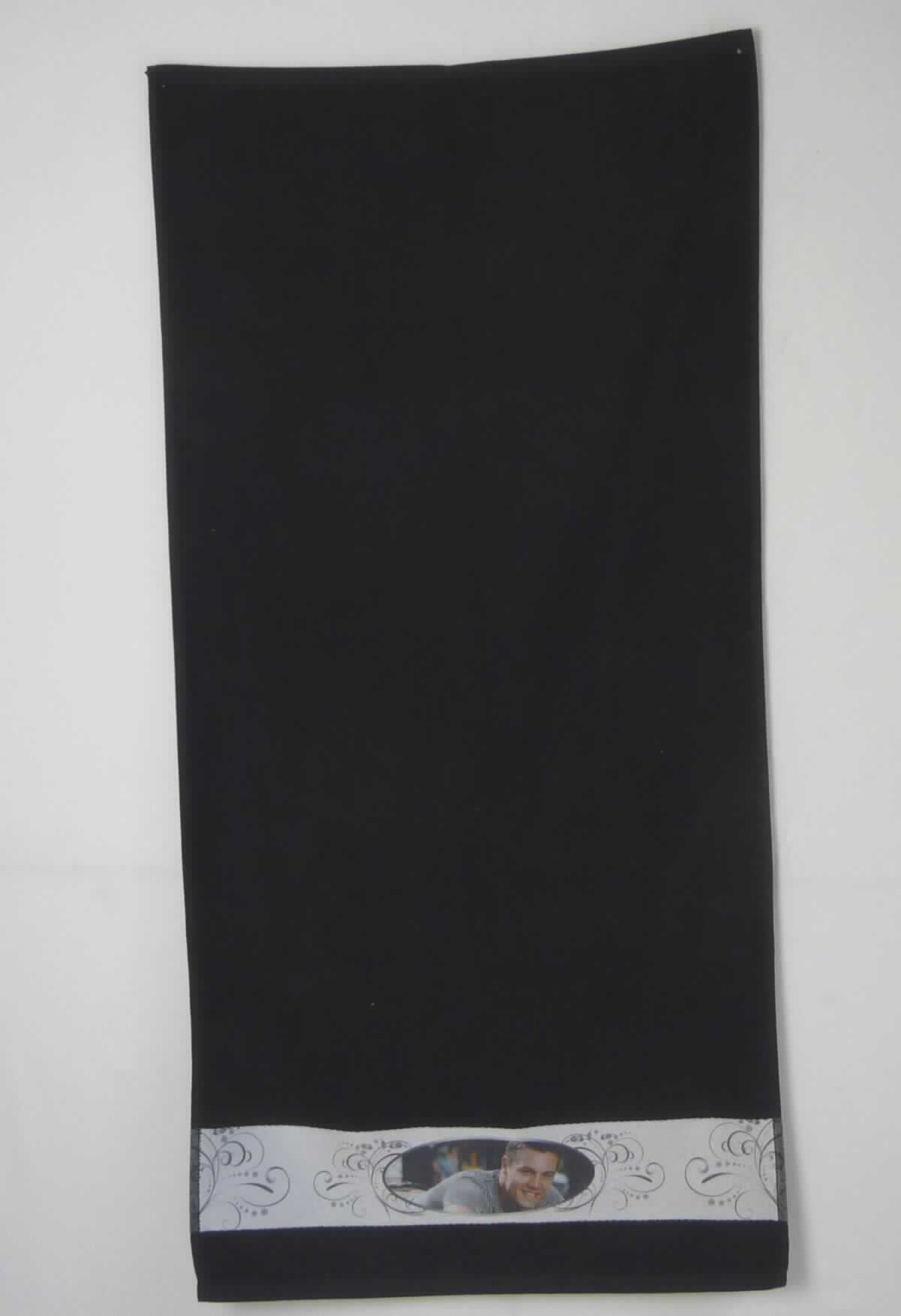 Wäsche zur Körperpflege, sog. Walkfrottier-Handtuch, Foto siehe Anlage,
- rechteckig, laut Antrag in den Abmessungen von 50 cm x 100 cm, 
- aus ca. 2,5 mm dicken, einfarbigen Schlingengeweben nach Art der Frottiergewebe aus laut Antrag 
  94 % Baumwolle und 6 % Polyester (synthetische Chemiefasern),
- an allen Seiten durch Umschlagen und Festnähen gesäumt (somit konfektioniert),
- mit einer eingewebten, ca. 8 cm breiten Bordüre,
- mit einem Etikett mit Waschanleitung versehen,
- wird üblicherweise gewaschen.

"Wäsche zur Körperpflege, aus Spinnstoffen, aus Frottierware aus Baumwolle, aus Geweben"