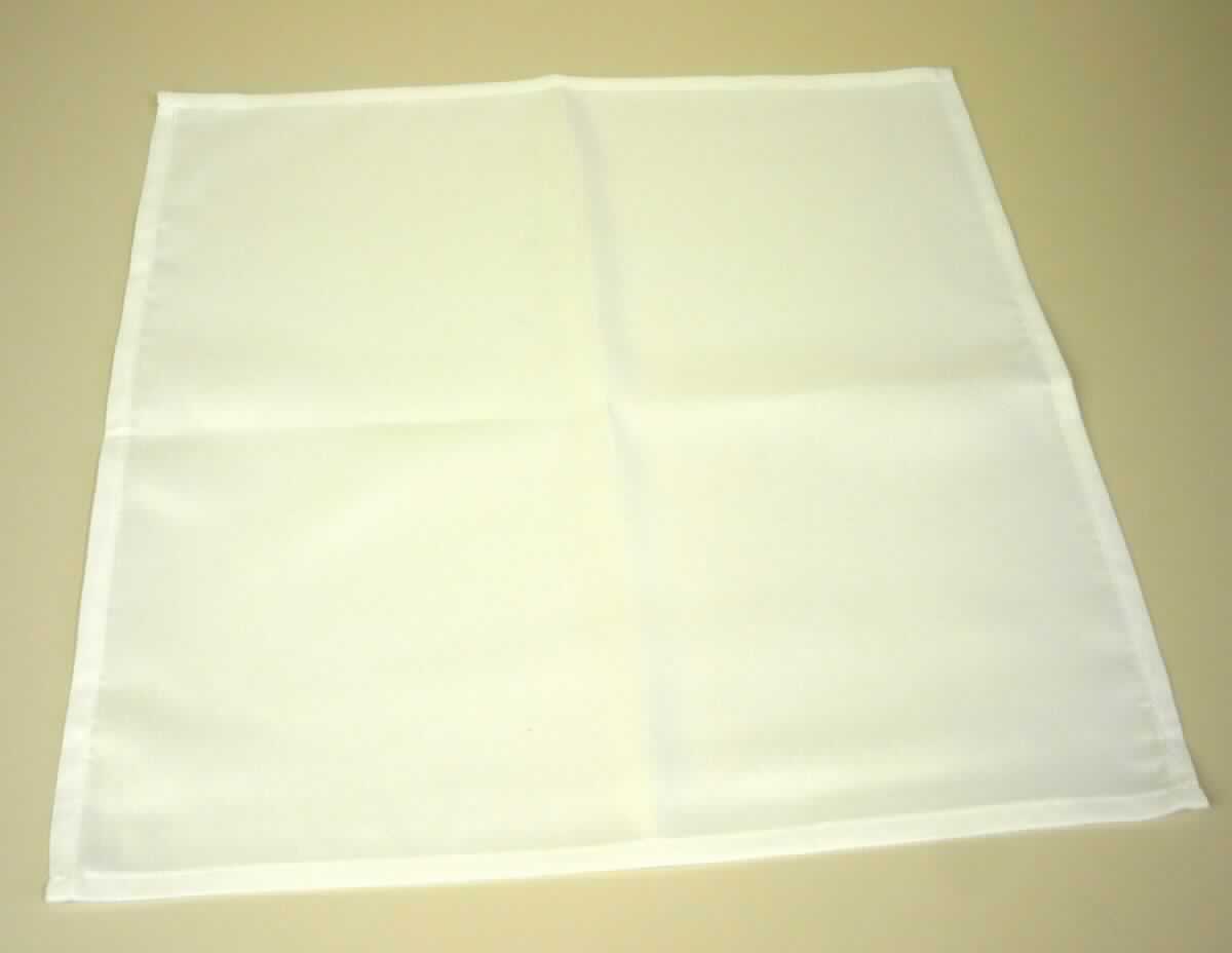 Tischwäsche, sog. Stoffserviette weiß, Foto siehe Anlage,
- quadratisch; laut Antrag in den Abmessungen von 40 cm x 40 cm,
- aus ca. 0,4 mm dicken, einfarbigen Geweben aus lt. Antrag 100 % Polyester (synthetische Chemiefasern),
- an allen Rändern durch Umschlagen und Festnähen gesäumt (somit konfektioniert),
- wird üblicherweise gewaschen; kennzeichnet sich nach Material, Ausstattung und Verwendungszweck als
  Tischwäsche.

"Tischwäsche, aus Spinnstoffen, aus Geweben, aus Chemiefasern"