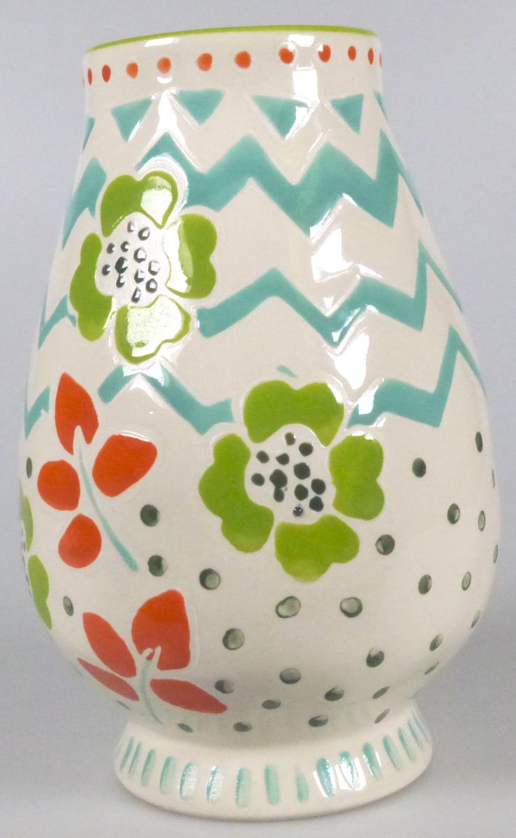 Anderer keramischer Ziergegenstand, sog. Vase Wild Rose, Artikel 49903, Foto siehe Anlage,
- glasierte, bauchige, cremefarbene Vase mit einem kleinen Standfuß; außen mit erhabenen Streifen,
  Zacken, Punkten und Blüten in den Farben rot, grün und türkis verziert,
- in den Abmessungen: 9,4 cm (Durchmesser) 14,5 cm (Höhe),
- keramisches Erzeugnis; nach der Formgebung gebrannt; tonmineralhaltiges Material enthaltend,
- nach dem Ergebnis der wissenschaftlichen Untersuchung aus anderer Keramik als Porzellan,
  Steinzeug, Steingut, feinen Erden oder gewöhnlichem Ton,
- ohne Hinweise auf Handarbeit.

"Anderer keramischer Ziergegenstand, aus anderer Keramik als Porzellan, gewöhnlicher Ton,
Steingut oder feinen Erden, nicht handgearbeitet"