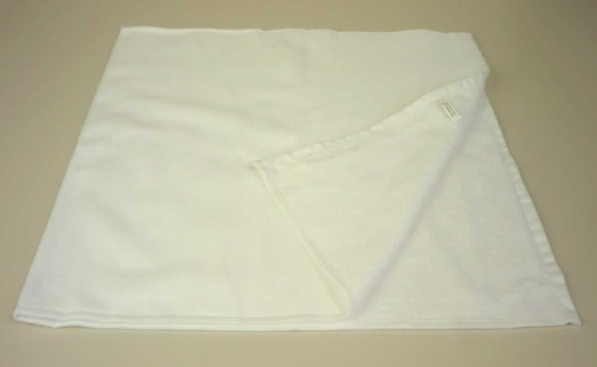 Wäsche zur Körperpflege, sog. Microfaser-Handtuch, Foto siehe Anlage,
- rechteckig, laut in den Abmessungen ca. 50 cm x 100 cm bzw. 70 cm x 140 cm, 
- aus ca. 2,3 mm dicken, einfarbigen Schlingengeweben nach Art der Frottiergewebe aus laut Antrag 60 %
  Baumwolle und 40 % Polyester (synthetische Chemiefasern); die Frottiergewebe weisen auf einer Seite
  Schlingen und auf der anderen Seite einen Flor auf, der augenscheinlich durch Aufschneiden der ursprünglich
  auch auf dieser Seite vorhandenen Schlingen entstanden ist; laut Antrag mit einer Schlingenseite aus 100 %
  Baumwolle und einer Seite mit aufgeschnittenen Schlingen aus 100 % Polyester, wobei die Baumwolle
  augenscheinlich nach dem Gewicht gegenüber den Polyesterfasern überwiegt,
- an allen Seiten durch Umschlagen und Festnähen gesäumt (somit konfektioniert),
- mit einem Etikett mit Waschanleitung versehen,
- wird üblicherweise gewaschen.

"Wäsche zur Körperpflege, aus Spinnstoffen, aus Frottierware aus Baumwolle, aus Geweben"