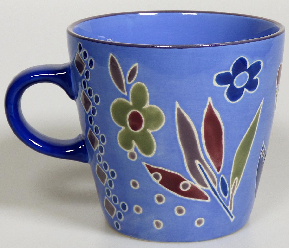 Anderes keramisches Geschirr, sog. Tasse Flower Pots, Artikel 49901, Foto siehe Anlage,
- glasierte, blaue, becherartige Tasse mit Henkel; auf der Außenseite mit Blumenmotiven in grün, braun
  dunkelblau sowie mit Punkten und Vierecken verziert; mit einem braunen Trinkrand,
- in den Abmessungen: 9,3 cm (Durchmesser) x 8,8 cm (Höhe),
- keramisches Erzeugnis, nach der Formgebung gebrannt, tonmineralhaltiges Material enthaltend,
- nach dem Ergebnis der wissenschaftlichen Untersuchung aus Steinzeug.

"Anderes keramisches Geschirr (Tasse), aus Steinzeug"