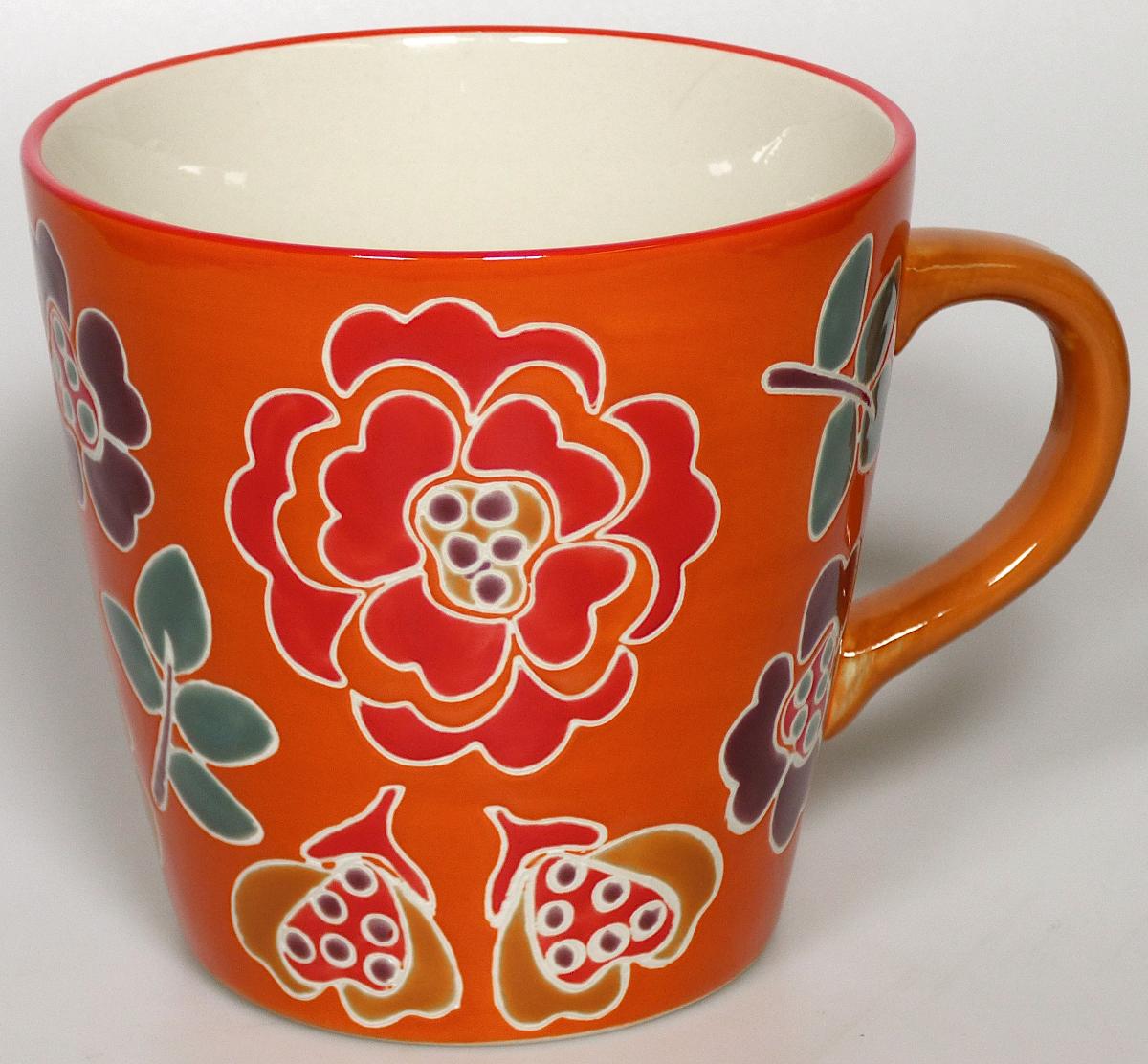 Anderes keramisches Geschirr, sog. Tasse Wild Rose, Artikel 49902, Foto siehe Anlage,
- glasierte, innen cremefarbene, außen rote, becherartige Tasse mit Henkel; auf der Außenseite mit
  Blumen- und Blattmotiven in rot, grün und braun verziert,
- in den Abmessungen: 10,3 cm (Durchmesser) x 10,2 cm (Höhe),
- keramisches Erzeugnis, nach der Formgebung gebrannt, tonmineralhaltiges Material enthaltend,
- nach dem Ergebnis der wissenschaftlichen Untersuchung handelt es sich um ein keramisches
  Erzeugnis, das weder die Merkmale von gewöhnlichem Ton, noch von Steingut, Steinzeug
  oder Porzellan aufweist; die Tasse ist damit als andere keramische Ware anzusehen.

"Anderes keramisches Geschirr (Tasse), aus anderer Keramik als Porzellan, gewöhnlicher Ton,
Steinzeug, Steingut oder feine Erden"