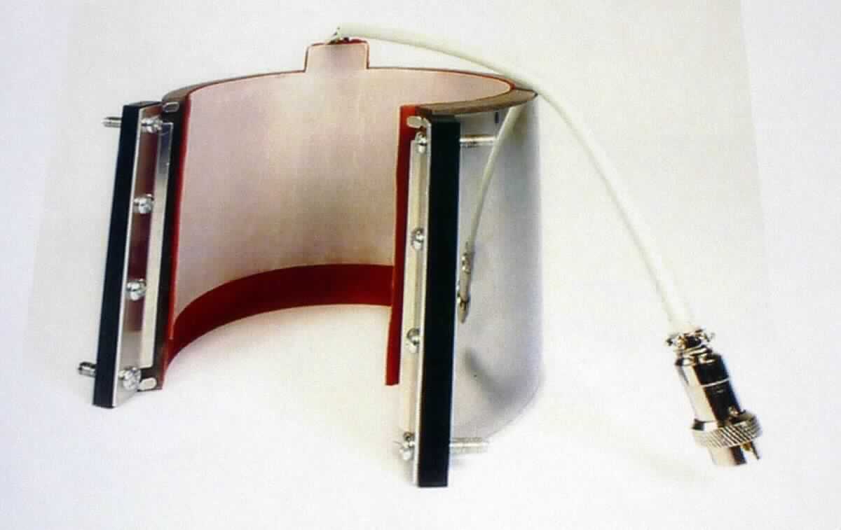 Sog. Ersatz-Heizelement für Tassenpresse,
- in Form eines konisch zugeschnittenen Fiberglassilikonträgers mit eingebettetem Heizwiderstand und 
  elektrischem Anschluss, aufgebracht und fest verbunden mit einer ca. 1 cm dicken Silikonmatte 
  (für die Druckverteilung) - Abbildung siehe Anlage,
- nach Einlegen in einen dem Heizelement angepassten Edelstahlmantel sowie Anschluss und Einsetzen in 
  eine Tassenpresse zum Erhitzen der in das Heizelement eingelegten Druckvorlage und des Druckgutes 
  (kleine konische Tassen und konische Gläser) und gleichzeitig zur gleichmäßigen Druckverteilung auf das 
  Druckgut.

"Teil, erkennbar ausschließlich oder hauptsächlich für mechanische Geräte mit eigener Funktion, in Kaptel 84 anderweit weder genannt noch inbegriffen, keine Ware der Codenummern 8479 9070 10 0 bis 8479 9070 87 0 - sog. Ersatz-Heizelement"