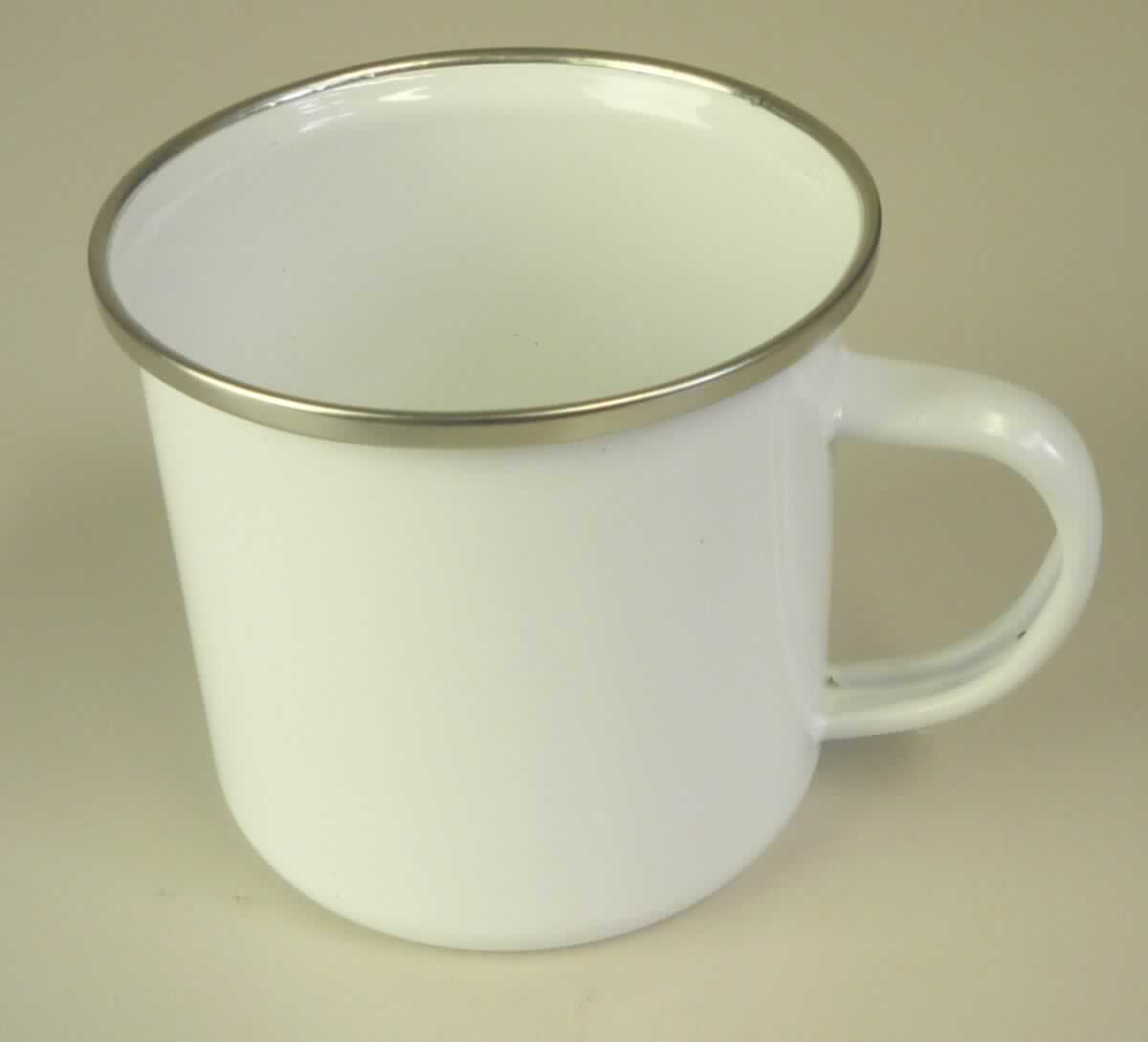 Tasse aus Stahl

Bei der Ware handelt es sich um ein zylinderförmiges, etwa 80 mm hohes, mit einem Griff versehenes Trinkgefäß (Tasse, Becher) aus Stahlblech (kein nicht rostender Stahl).Die Tasse ist zusätzlich in den Farben weiß mit silbernem Rand emailliert. 

Derartige Artikel sind als "andere Haushaltsartikel aus Stahl, emailliert" in die Codenummer 7323 9400 00 des Zolltarifs einzureihen.