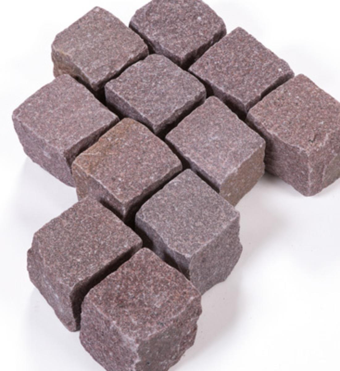 Angaben:
Pflastersteine MANGA; Bearbeitung: allseits gespalten; Material: Granit; Farbe: rötlich.

Befund:
Pflastersteine, aus Naturstein.