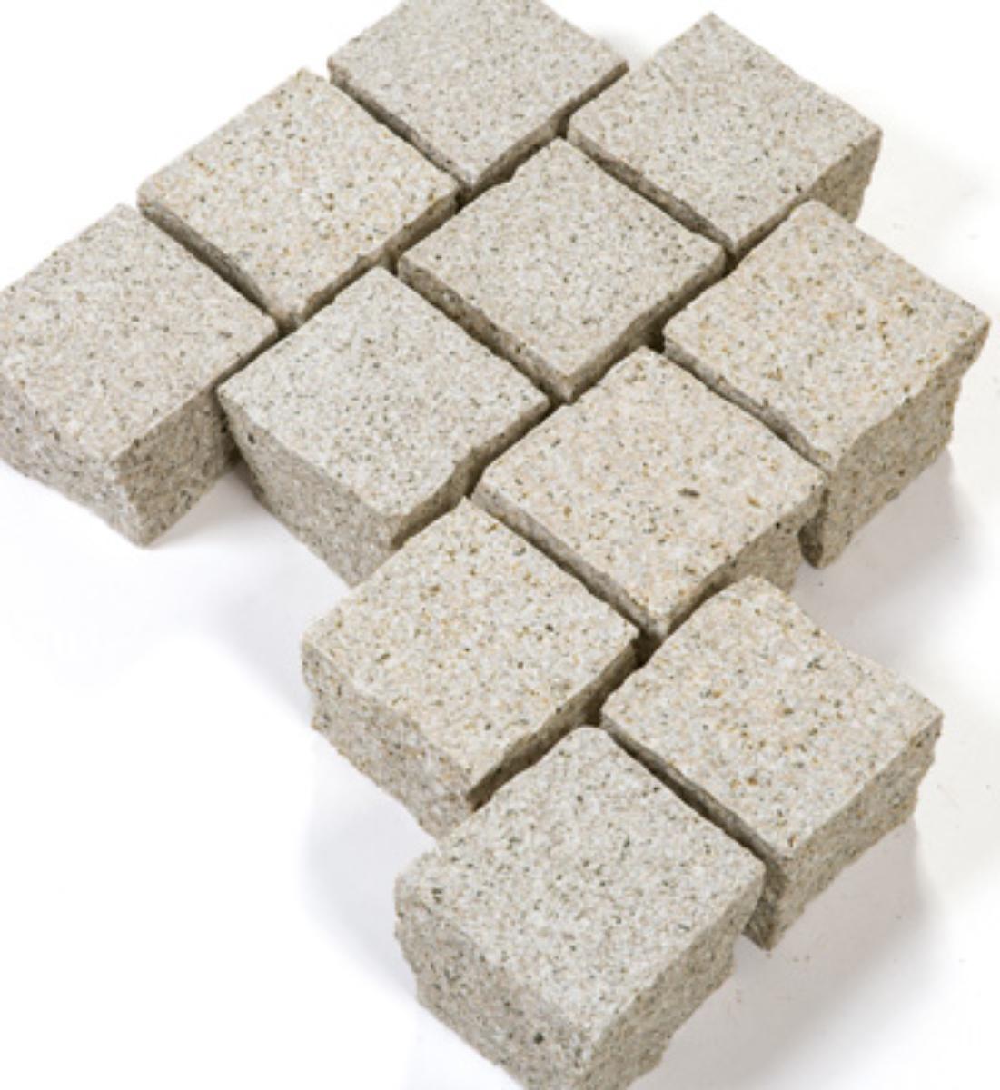 Angaben:
Pflastersteine SOL AMBIENTE gestockt; Bearbeitung: Oberfläche feingestockt, Unterseite gesägt, Seiten gespalten; Material: Granit; Farbe: gelb-grau.

Befund:
Pflastersteine, aus Naturstein.
