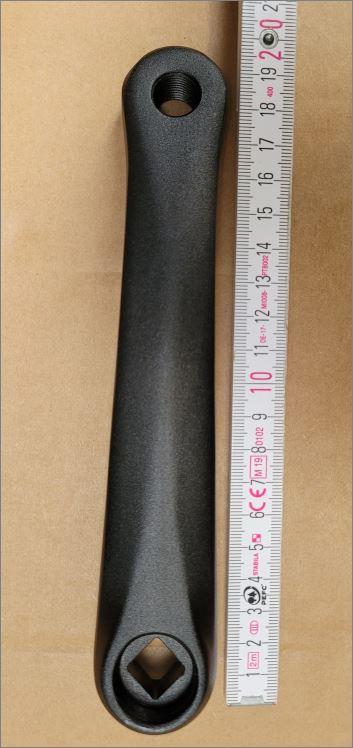 Pedalarm (Abbildung siehe Anlage)
- in Form von spezifisch gefertigten, stabartigen, leicht gebogenen, (linken und rechten) 
  Kurbelarmen aus lackiertem Stahl (Abmessungen: 20 x 3﻿,﻿5 x 2﻿,﻿6 cm), an beiden Enden mit 
  spezifischen Bohrungen mit Innengewinde, sowie an einer Seite mit einer zylinderförmigen 
  Erhebung versehen,
- zum Einbau in den Pedalantrieb eines Kajaks,
- zur Übertragung der Antriebskraft.

"Teil, erkennbar ausschließlich bestimmt für Maschinen mit eigener Funktion, in Kapitel 84 
  anderweit weder genannt noch inbegriffen, keine Ware der Codenummern 8479 9015 00 0
  bis 8479 9070 85 0 - Pedalarm"