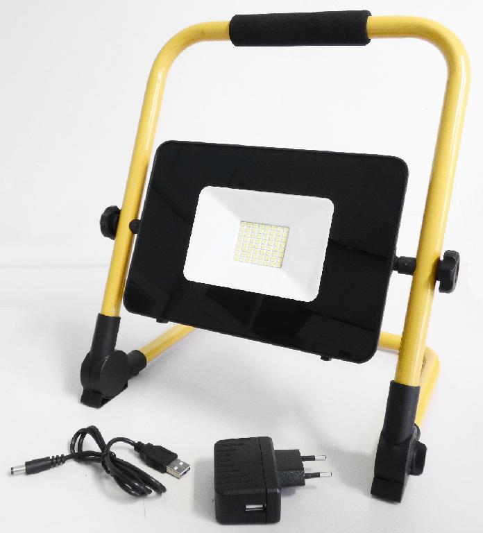 Bei der sog. Akku LED Arbeitsleuchte 50 W, Art. 7804411 handelt sich um einen ca. 350 mm x 270 mm x 30 mm (H x B x T) großen elektrischen Beleuchtungskörper, im Wesentlichen bestehend aus einem Metallgestell mit klappbarem Standfuß und Tragegriff, rechteckigem Lampengehäuse aus Metall mit integrierter weiß leuchtender LED-Lichtquelle (zwei Helligkeitsstufen) und einer farblosen Glasabdeckung.
Das Erzeugnis ist mit einem Akkumulator und einem PIR-Sensor ausgestattet.
Ein Ladekabel mit Stromstecker ist beigefügt.

Techn. Daten (auszugsweise):
- Lichtstrom: 4000 lm
- Abstrahlwinkel: 110°
- Farbtemperatur: 6000 K
- Leistung: 50 W

Die Leuchte dient vielfältigen Beleuchtungszwecken im Innen- und Außenbereich und ist zum Aufstellen u.a. auf den Boden konzipiert.

Aufgrund der technischen Parameter handelt es sich um einen Scheinwerfer.

Die Ware ist in einem Karton verpackt.

Das Erzeugnis ist als "elektrischer Beleuchtungskörper, anderweit weder genannt noch inbegriffen, nicht von den Unterpositionen (HS) 9405 11 bis 9405 41 erfasst, ausschließlich zur Verwendung mit LED-Lichtquellen bestimmt, Scheinwerfer" einzureihen.