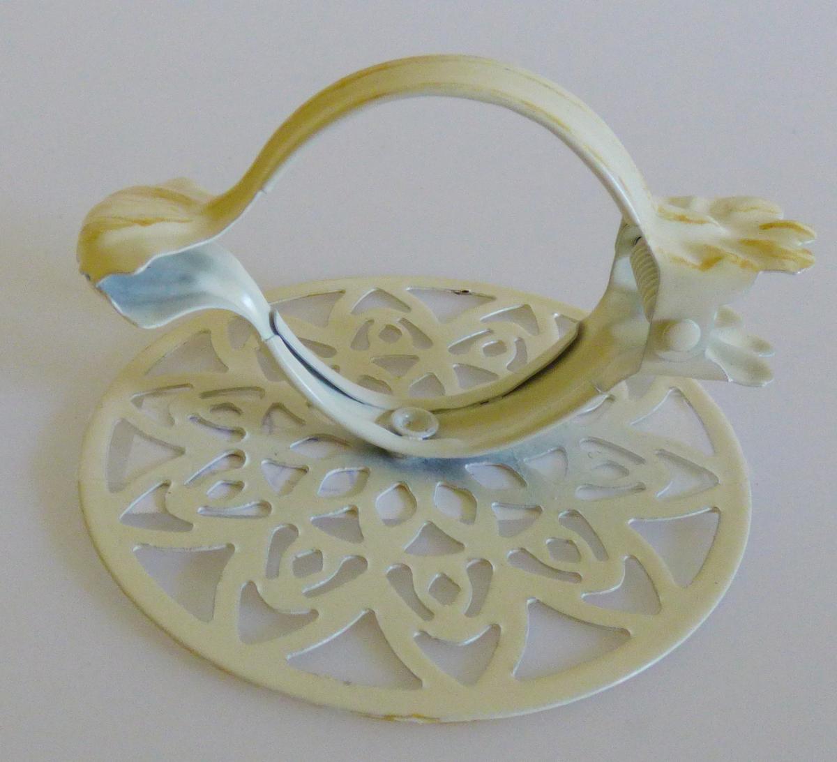 Gardinenklammer Ornament:

Es handelt sich um aus unedlem Metall gefertigte Klammern mit zwei Klemmflügeln und mit Federmachanismus. Einer der Klemmflügel ist mit einem kreisrunden, ornamentartig verzierten Blechabschnitt aus unedlem Metall versehen.
Die Klammern werden für konfektionierte Waren, z. B. für Gardinen bzw. Vorhänge, verwendet.
- Antragstellerangaben -

Abbildung siehe Anlage.

Derartige Erzeugnisse gehören als "Klammern, aus unedlen Metallen, für andere konfektionierte Waren" zur Codenummer 8308 1000 00 0 des Zolltarifs.