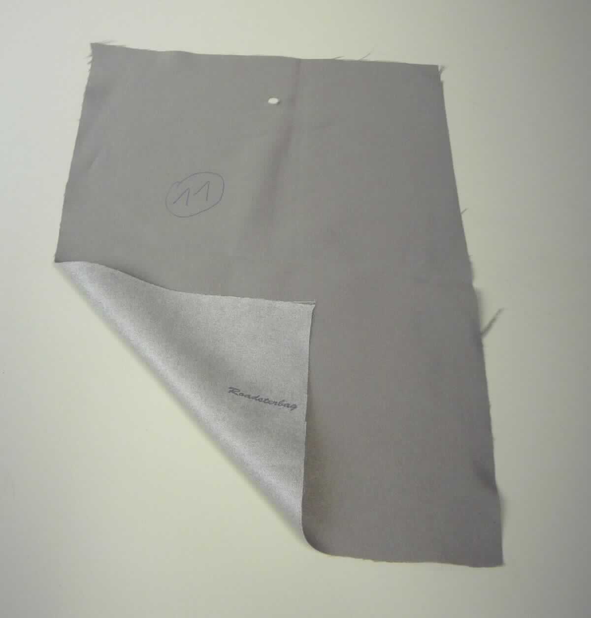 Gewebe, sog. Mikrofaser Innenfutter, Foto siehe Anlage,
- als Meterware, 
- laut Untersuchungsergebnis:
-- aus einem gerauten und bedruckten Gewebe aus ungezwirnten, nicht hochfesten Garnen (somit keine Ware der 
    Unterposition 5407 10), 
--- mit dunkelgrauen Garnen aus texturierten synthetischen Filamenten (Polyester),
--- mit hellgrauen Garnen aus dickeren, synthetischen Filamenten (Polyester) und synthetischen Mikro-Spinnfasern 
    (Polyester), 
-- mit einem Gesamtanteil an:
--- synthetischen Filamenten von ca. 60 GHT,
--- synthetischen Spinnfasern von ca. 40 GHT.

"Gewebe aus Garnen aus synthetischen Filamenten, anderes als in den Unterpositionen 5407 10 bis 5407 84
 genannte, bedruckt"