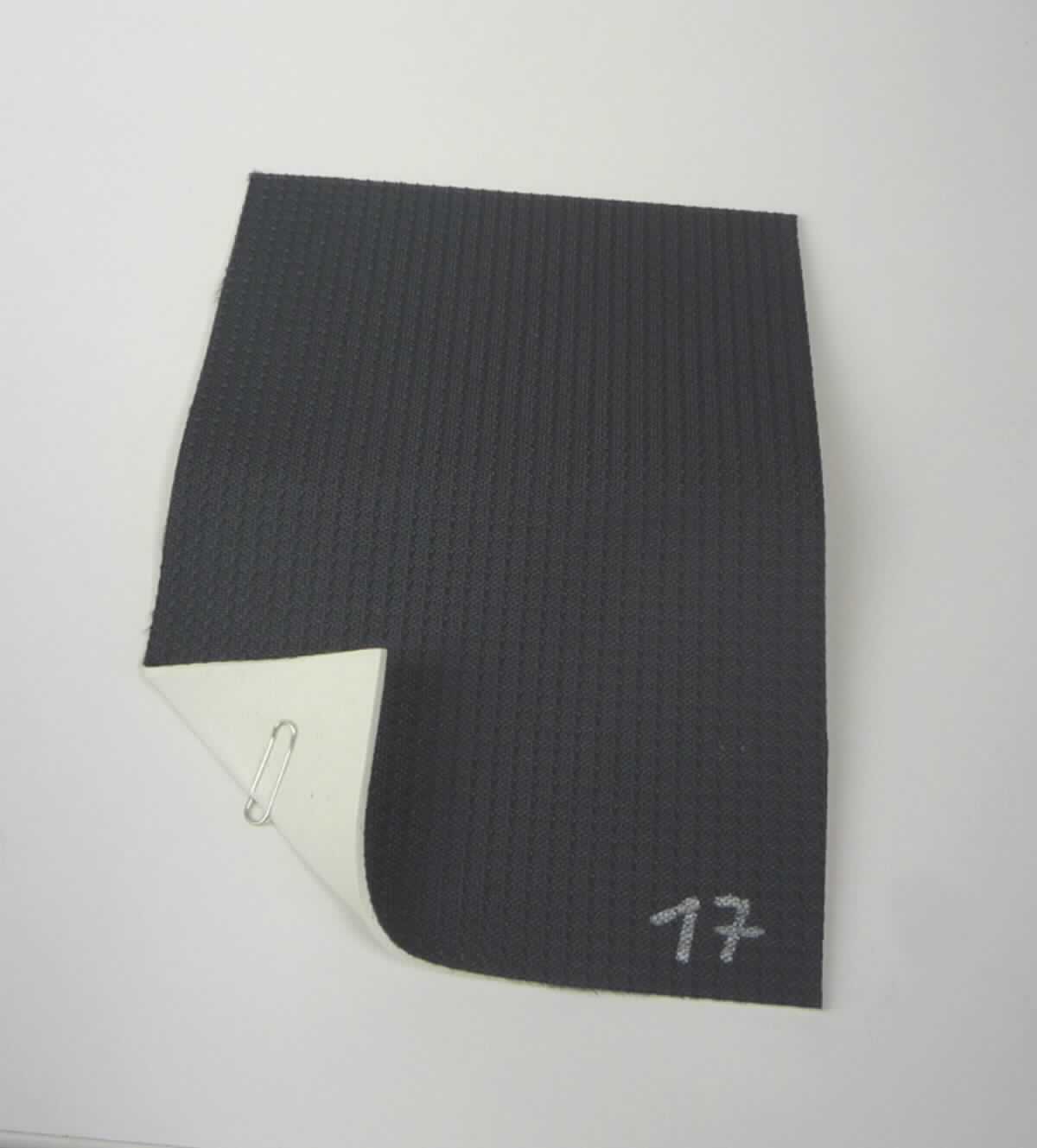 Gewebe mit Kunststofflage, sog. Nylon EVA Kaschierung, Foto siehe Anlage,
- als Meterware, 
- aus einem einfarbigen Gewebe in Musterbindung aus laut Antag Nylon (synthetische Chemiefasern); auf der
  Unterseite mit bloßem Auge wahrnehmbar mit einer Lage aus geschäumtem Kunststoff (Zellkunststoff; laut Antrag
  Ethylen-Vinylacetat; dicker als die Gewebelage) versehen; das Gewebe ist dicht und bildet die Schauseite (dient     
  damit nicht nur der Verstärkung),
- von Hand bei einer Temperatur zwischen 15 und 30 °C auf einen Dorn von 7 mm Durchmesser aufrollbar,
  ohne rissig zu werden.

"Gewebe, mit einer Lage aus Kunststoff (EVA) versehen, anderes als solches der Position 5902, mit 
 Schauseite aus Spinnstoffen"