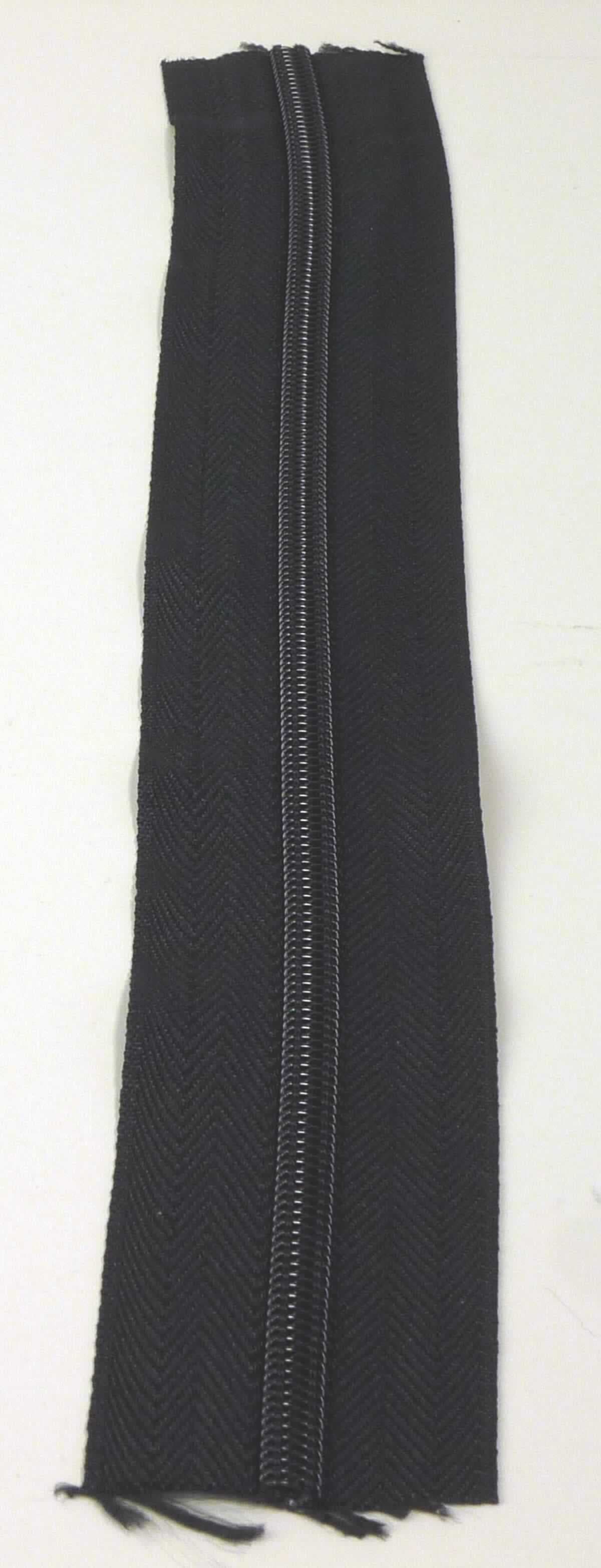 Bei dem Erzeugnis handelt es sich um ein schwarzes, 32,5 x 4,5 cm (L x B) großes Reißverschlussband. Das Erzeugnis besteht aus Kunststoffzähnchen, die an zwei Seitenbändern aus Spinnstoffen angebracht sind. Ein Schieber ist nicht Gegenstand dieses vZTA. Lt. Angaben der Antragstellerin wird das Reißverschlussband in der Koffer- und Taschenproduktion verwendet.

Die Ware ist als erkennbares "Teil eines Reißverschlusses, nicht aus Metall, schmale Streifen mit Zähnen (Krampen) aus Kunststoff zur Verwendung bei der Herstellung von Reißverschlüssen" einzureihen.
