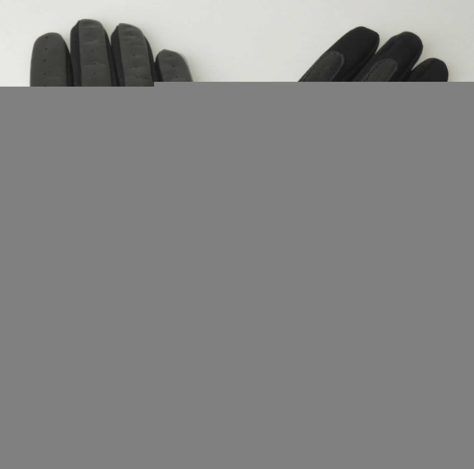 Handschuhe, Artikel 13012-346, Foto siehe Anlage, 
- als Fünffingerhandschuhe gearbeitet, 
- an der Außenseite der Hand (mit Ausnahme des Knöchelbereichs), des Daumens und der Finger sowie
  an der Innenseite mit Aufsätzen im Bereich der Finger, des Daumens und der Handballen aus Leder
  (laut Antrag Ziegennappaleder),
- ansonsten aus unterschiedlichen (im Bereich der Außenhand, der Handkante und dem unteren Rand 
  reflektierenden) Gewirken aus Spinnstoffen, 
- auf der Außenseite kleinen Belüftungslöchern und oberhalb des Handgelenks mit einer tropfenförmigen
  Aussparung versehen,
- in Höhe des Handgelenks mit einem Druckknopfriegel zu verschließen,
- nicht gefüttert,
- ohne funktionelle Merkmale von Spezialsporthandschuhen und von Schutzhandschuhen,
- im Hinblick auf der Umfang und die Griffsicherheit bestimmt das Leder den wesentlichen Charakter
  der Handschuhe.

"Bekleidungszubehör aus Leder, Fingerhandschuhe, keine Spezialsport- oder Schutzhandschuhe"