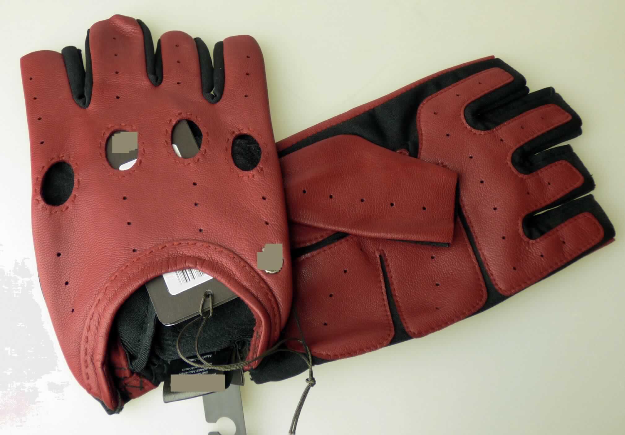 Spezialsporthandschuhe, Artikel 13013-933, Foto siehe Anlage, 
- als Handschuhe ohne Fingerspitzen gearbeitet,
- an der Außenseite der Hand, des Daumens und der Finger sowie an der Innenseite mit Aufsätzen
  im Bereich der Finger, des Daumens und der Handballen aus Leder (laut Antrag Ziegennappaleder),
- ansonsten aus Gewirken aus Spinnstoffen, 
- an den Knöcheln mit knöchelgroßen Löchern, auf der Außenseite und der Innenseite mit kleinen 
  Belüftungslöchern sowie oberhalb des Handgelenks mit einer großen, halbkreisförmigen Aussparung
  versehen,
- nicht gefüttert,
- kennzeichnen sich aufgrund der fehlenden Fingerspitzen, der Aussparungen auf dem Handrücken
  und der Lederaufsätze im Bereich der Innenhand als Spezialsporthandschuhe,
- im Hinblick auf der Umfang bestimmt das Leder den wesentlichen Charakter der Handschuhe.

"Bekleidungszubehör, aus Leder, Handschuhe ohne Fingerspitzen, Spezialsporthandschuhe"