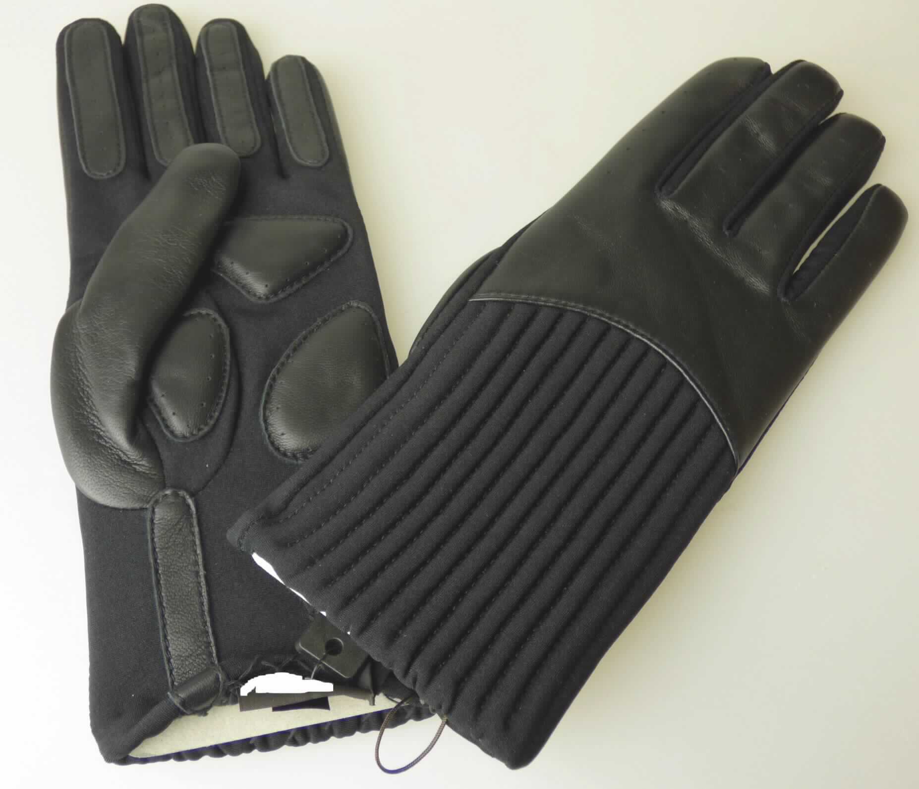 Handschuhe, Artikel 13012-392, Foto siehe Anlage, 
- als Fünffingerhandschuhe gearbeitet; laut Antrag mit Touch-Funktion, 
- an der Außenseite der Hand (bis ca. 2 cm unter die Knöchel), des Daumens und der Finger sowie
  an der Innenseite mit Aufsätzen im Bereich der Finger, des Daumens und der Handballen aus Leder
  (laut Antrag Leder vom Haarschaf),
- ansonsten aus unterschiedlichen (im Bereich der Außenhand gerippten) Gewirken aus Spinnstoffen, 
- auf der Außen- und Innenseite mit kleinen Belüftungslöchern versehen,
- bis ca. 5 cm unter das Handgelenk reichend (ohne angesetzte Stulpe),
- gefüttert,
- ohne funktionelle Merkmale von Spezialsporthandschuhen und von Schutzhandschuhen,
- im Hinblick auf der Umfang sind das Leder und die Gewirke annähernd gleichbedeutend, im Hinblick
  auf die Touch-Funktion des Handschuhs bestimmt jedoch das speziell gegerbte Leder den wesentlichen
  Charakter der Handschuhe.

"Bekleidungszubehör aus Leder, Fingerhandschuhe, keine Spezialsport- oder Schutzhandschuhe"