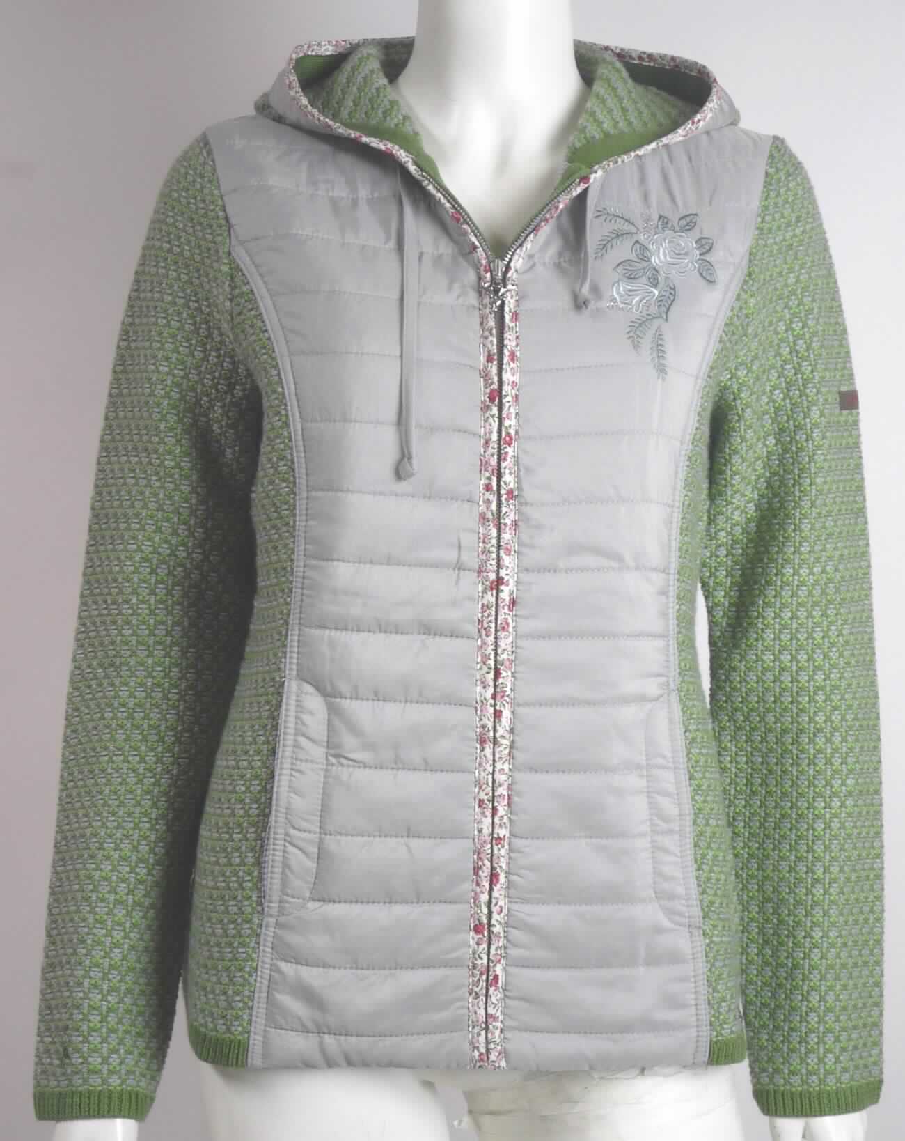 Jacke, sog. Strickjackenähnliches Kleidungsstück, Art. Galerie, Größe S, Foto siehe Anlage,
- seitliche Vorder- und Rückenteile sowie Ärmel und Kapuze aus ca. 2,8 mm dicken, buntgewirkten Gewirken aus
  laut Antrag 70 % Wolle und 30 % Polyester (synthetische Chemiefasern),
- mittleres Vorder- und Rückenteil aus einer Stickerei der Position 5810, mit einem zweilagigen Stickgrund, mit
  einer Außenlage aus ca. 0,2 mm dicken, einfarbigen Geweben aus 100 % Polyester und einer Innenlage aus 
  Wattierungsstoff; zusätzlich mit einem Futter ausgestattet,
- über die Taille reichend (Rückenlänge: ca. 62 cm), 
- mit einer angesetzten Kapuze mit Tunnelzug, am Kapuzenrand mit einem einfarbigen und einem floral bedruckten
  Zuschnitt aus Gewebe eingefasst,
- mit einer durchgehenden Öffnung mit Reißverschluss,
- ohne Hinweise auf den Trägerkreis (unisex),
- mit langen Ärmeln,  
- vorn mit zwei eingesetzten Taschen mit Druckknopfverschluss unterhalb der Taille,
- am unteren Rand teilweise durch Umschlagen und Festnähen gesäumt, teilweise abgepasst gewirkt,
- wird im Allgemeinen nicht über jeder anderen Kleidung und zum Schutz gegen das Wetter getragen, somit
  keine Ware der Positionen 6102 bzw. 6202,
- stellt sich aufgrund der Ausstattung als Jacke dar, somit keine Ware der Position 6110,
- im Hinblick auf das äußere Erscheinungsbild sind die Gewirke und die Gewebe als annähernd gleichbedeutend
  anzusehen, im Hinblick auf den Umfang verleihen jedoch die Gewirke der Ware ihren wesentlichen Charakter.

"Jacke, aus Gewirken, für Frauen, aus Wolle"