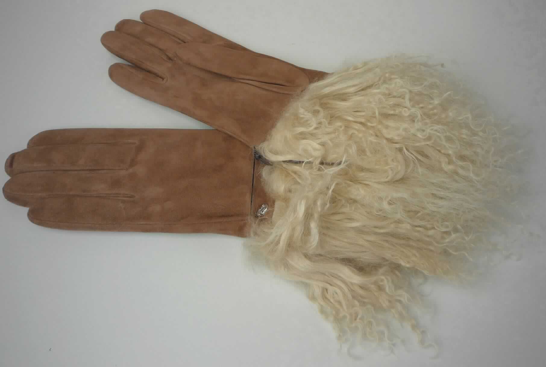 Handschuhe aus Leder, Art. 11012-415, Foto siehe Anlage, 
- als Fünffingerhandschuhe gearbeitet, 
- aus Leder (lt. Antrag Haarschafleder), 
- gefüttert, 
- am Bund mit einem ca. 18 cm langen angenähten Besatz (Stulpe) aus Pelzfellen (lt. Antrag vom Tibetlamm), 
- ohne funktionelle Merkmale von Schutzhandschuhen.

"Bekleidungszubehör (Fingerhandschuhe), aus Leder, keine Spezialsport- oder Schutzhandschuhe"
