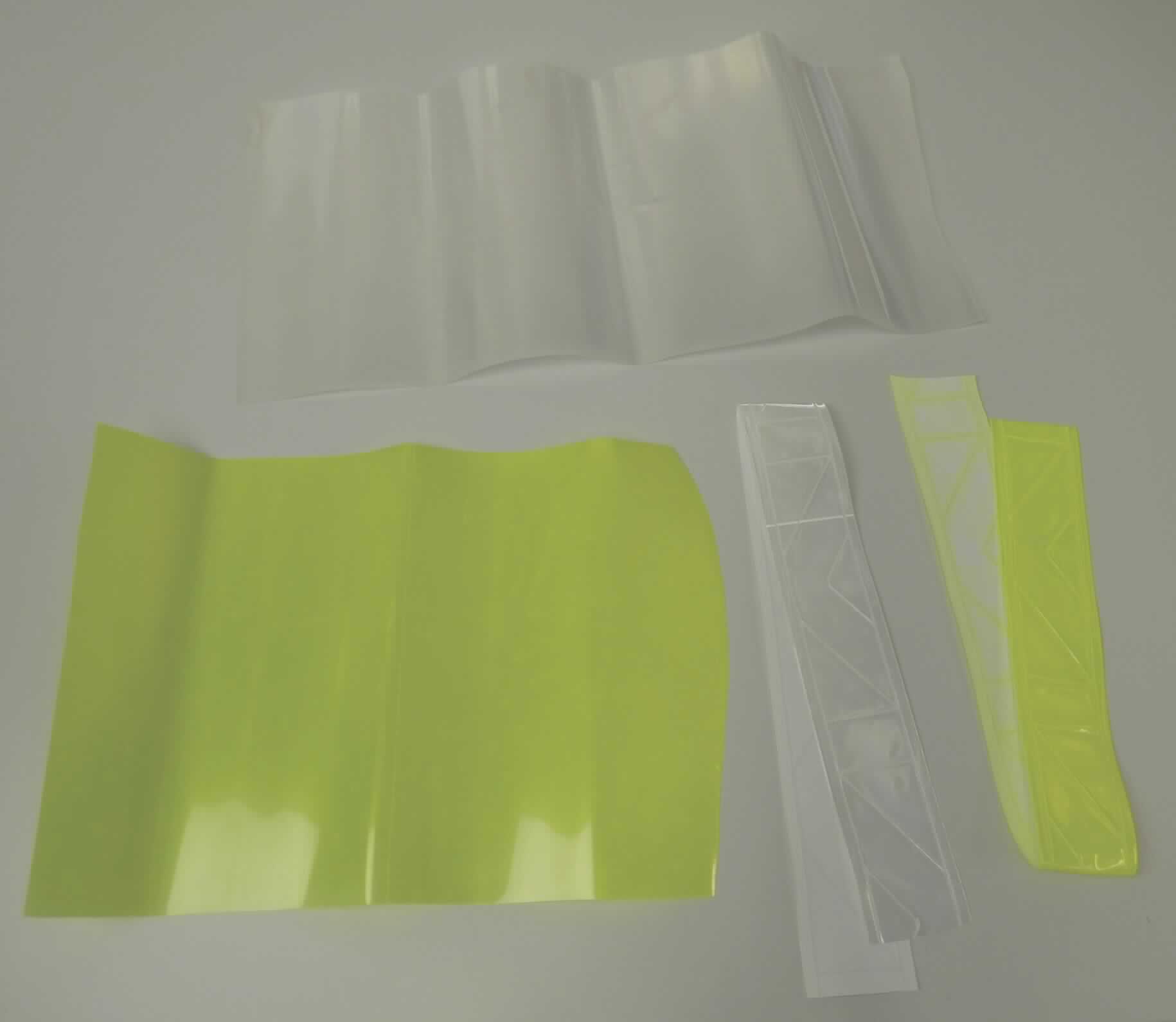 Angaben des Antragstellers:
Reflektierende Verbundfolie
-bestehend aus einer Folie aus Poly(vinylchlorid) und einer Folie aus Polyacrylat mit pyramidenartigen Einprägungen, auf einer Seite mit einer abziehbaren Schutzfolie-
Es wurden weitere vertrauliche Angaben zur Zusammensetzung gemacht.

Feststellungen an einem Warenmuster:
Es wurden zwei Abschnitte einer neongelben bzw. transparenten mehrlagigen Folie vorgelegt.  Die Folien sind dreilagig und mit einer Schutzfolie versehen. Die Folien bestehen aus einer dünnen Polyurethanlage, einer dickeren Polyvinylchloridlage (charakterverleihend) und einer Acrylatlage mit pyramidenartigen Prägungen.

Befund:
Es handelt sich um eine Folie aus Kunststoff im Sinne des TARIC-Codes 3920 4310 990.