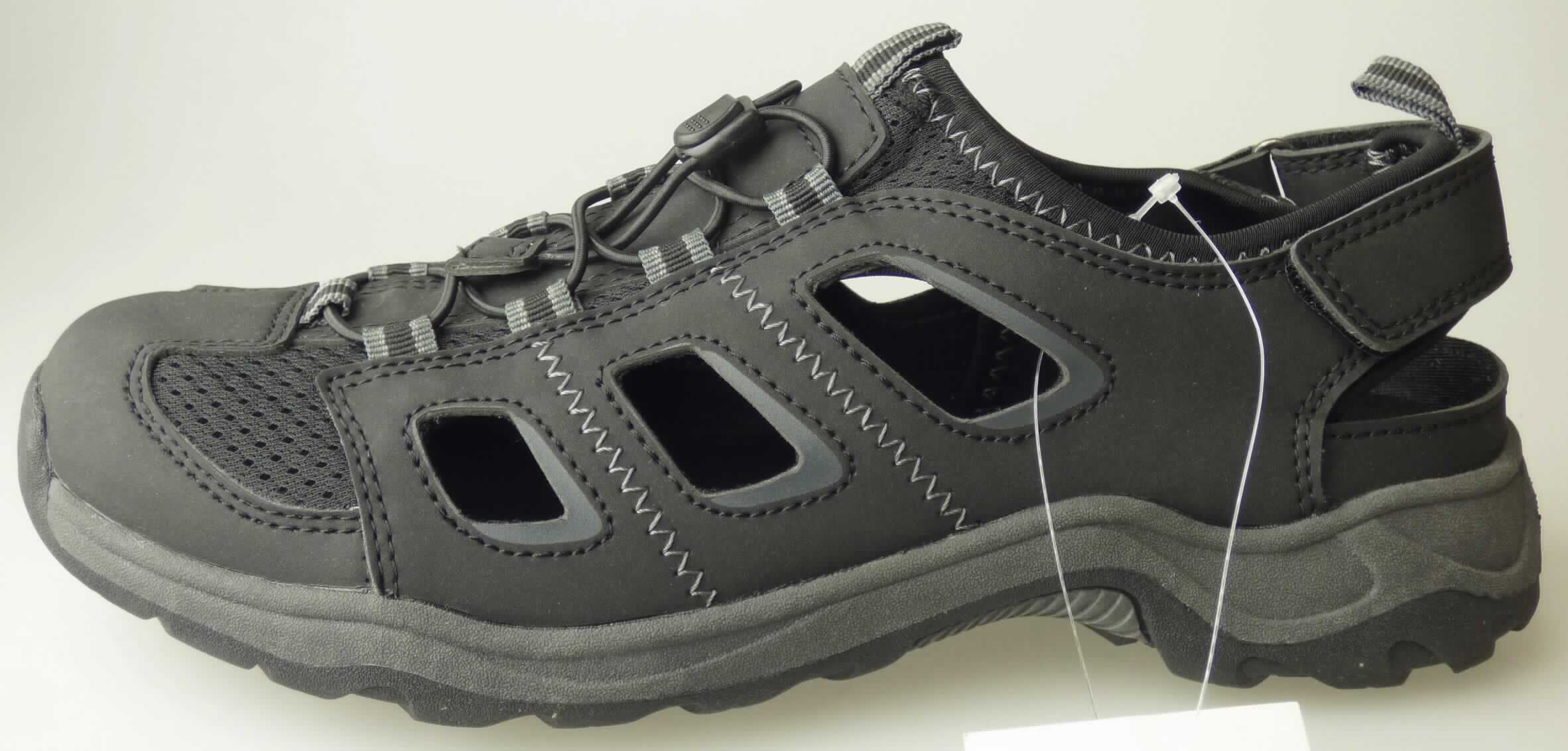 Freizeitschuhe (lt. Antrag: "Herren Bequem-Outdoorsandalen, Farbe: schwarz, Art. 384298 (Modell 2017)", 
Größe 41, Foto siehe Anlage)
- mit Laufsohlen aus (lt. Antrag) Kautschuk, 
- mit Oberteil (geschlossenes Blatt) aus Kunststoff (Spinnstoff mit einer mit bloßem Auge wahrnehmbaren 
  Außenschicht aus Kunststoff; den größten Teil der Außenfläche bildend) und Spinnstoff,
- auf das Oberteil sind Stücke aus Kunststoff und Spinnstoff als Verstärkungsteile aufgesetzt,
- mit Klettverschluss und über dem Spann mit einer elastischen Kordel mit Kordelstopper,
- nicht den Knöchel bedeckend,
- ohne Metallschutz in der Vorderkappe, 
- mit einer Länge der Innensohle von ca. 27 cm,
- nicht als Männer- oder Frauenschuhe erkennbar.

"Schuhe, andere als in der Position 6401 genannte, mit Laufsohlen aus Kautschuk und Oberteil aus Kunststoff, 
 andere als in den Unterpositionen 6402 1210 bis 6402 9991 genannte, nicht als Männer- oder Frauenschuhe 
 erkennbar"