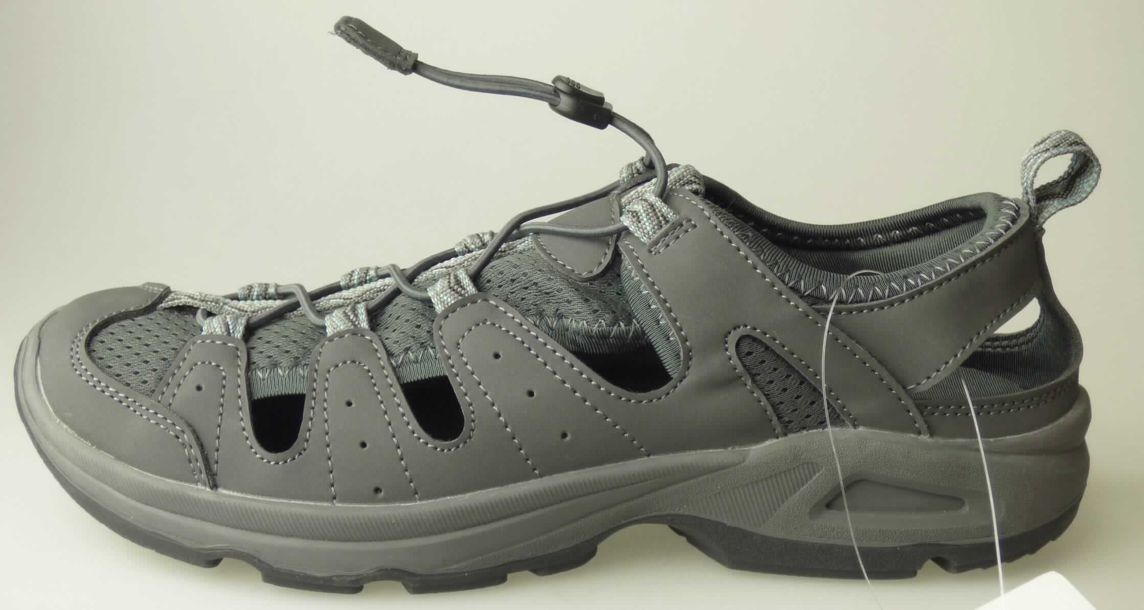 Freizeitschuhe (lt. Antrag: "Damen Bequem-Outdoorsandalen, Farbe: grau, Art. 384298 (Modell 2017)", 
Größe 40, Foto siehe Anlage)
- mit Laufsohlen aus (lt. Antrag) Kautschuk, 
- mit Oberteil (geschlossenes Blatt) aus Kunststoff (Spinnstoff mit einer mit bloßem Auge wahrnehmbaren 
  Außenschicht aus Kunststoff; den größten Teil der Außenfläche bildend) und Spinnstoff,
- auf das Oberteil sind Stücke aus Kunststoff und Spinnstoff als Verstärkungsteile aufgesetzt,
- über dem Spann mit einer elastischen Kordel mit Kordelstopper,
- nicht den Knöchel bedeckend,
- ohne Metallschutz in der Vorderkappe, 
- mit einer Länge der Innensohle von ca. 26,5 cm,
- nicht als Männer- oder Frauenschuhe erkennbar.

"Schuhe, andere als in der Position 6401 genannte, mit Laufsohlen aus Kautschuk und Oberteil aus Kunststoff, 
 andere als in den Unterpositionen 6402 1210 bis 6402 9991 genannte, nicht als Männer- oder Frauenschuhe 
 erkennbar"