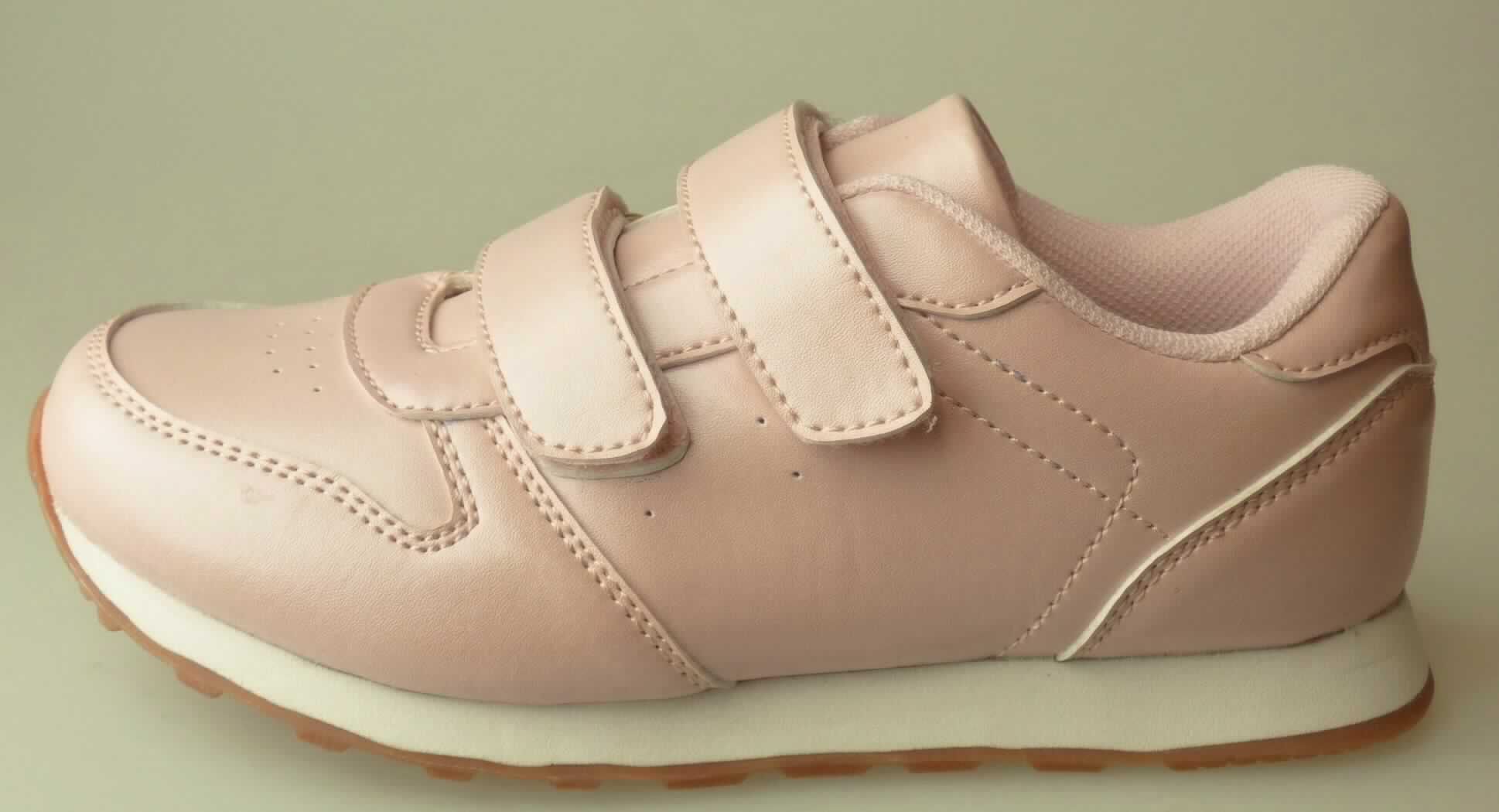 Freizeitschuhe (lt. Antrag: "Mädchen Retrosneaker, Farbe: rosé - Klettverschluß, Art. 384318", Größe 31,
Foto siehe Anlage)
- mit Laufsohlen aus (lt. Antrag) Kautschuk,
- mit Oberteil (geschlossenes Blatt) aus Kunststoff (Spinnstoff mit einer mit bloßem
  Auge wahrnehmbaren Außenschicht aus Kunststoff),
- mit Klettverschluss,
- nicht den Knöchel bedeckend,
- ohne Metallschutz in der Vorderkappe
- mit einer Länge der Innensohle von ca. 22 cm.
	
"Schuhe, andere als in der Position 6401 genannte, mit Laufsohlen aus Kautschuk und Oberteil aus Kunststoff,
 andere als in den Unterpositionen 6402 1210 bis 6402 9950 genannte, mit einer Länge der Innensohle von 
 weniger als 24 cm"