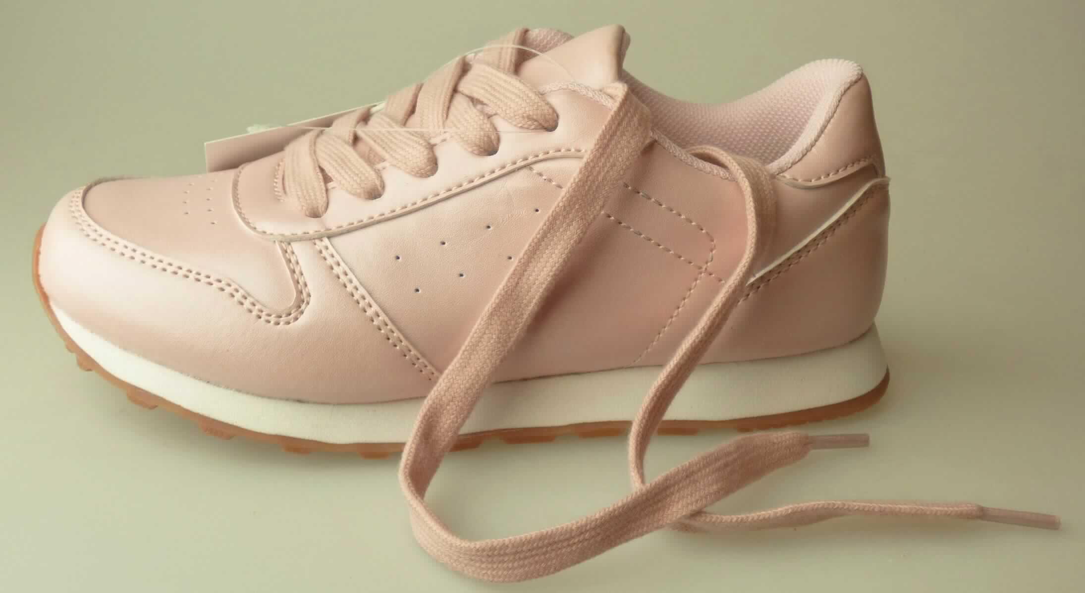 Freizeitschuhe (lt. Antrag: "Mädchen Retrosneaker, Farbe: rosé - Schnürer, Art. 384318", Größe 31,
Foto siehe Anlage)
- mit Laufsohlen aus (lt. Antrag) Kautschuk,
- mit Oberteil (geschlossenes Blatt) aus Kunststoff (Spinnstoff mit einer mit bloßem
  Auge wahrnehmbaren Außenschicht aus Kunststoff),
- mit Schnürsenkelverschluss,
- nicht den Knöchel bedeckend,
- ohne Metallschutz in der Vorderkappe
- mit einer Länge der Innensohle von ca. 22 cm.
	
"Schuhe, andere als in der Position 6401 genannte, mit Laufsohlen aus Kautschuk und Oberteil aus Kunststoff,
 andere als in den Unterpositionen 6402 1210 bis 6402 9950 genannte, mit einer Länge der Innensohle von 
 weniger als 24 cm"