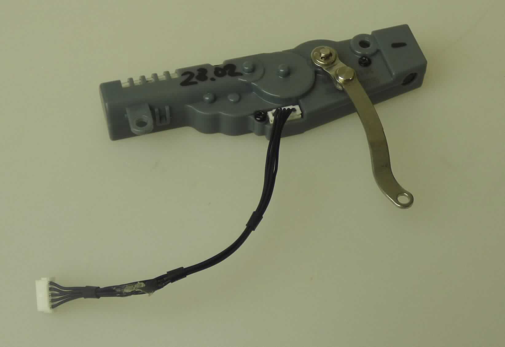 Gleichstrommotor, Antrieb für einen Spielzeugbagger, siehe Abbildung,
rotierender, permanent erregten Elektromotormotor (Haupttätigkeit) in einem spezifisch geformten Kunststoffgehäuse in Kombination mit einem integrierten Getriebe, mit einem auf einer Welle befestigten Stellelement mit Gelenk sowie einem 5-adrigen Anschlusskabel mit Anschlussstecker;
mit einer Leistung von maximal 0,98 Watt;
zum Einbau in Spielzeuge (Spielzeugbagger) bestimmt.

Das Erzeugnis wird als "Elektromotor mit einer Leistung von 37,5 Watt oder weniger, kein Synchronmotor, Gleichstrommotor, nicht von den TARIC-Unterpositionen 8501 1099 10 bis 8501 1099 82 erfasst" eingereiht.