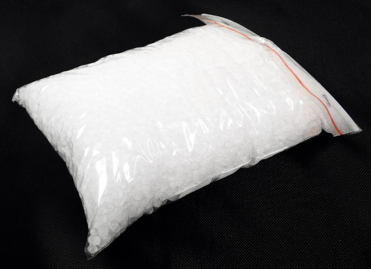 Bei der Ware handelt es sich den Angaben zufolge um ein weiß-transparentes, elastisches Granulat aus einem hydrierten Copolymer aus Styrol und Isopren und/oder Butadien, das die Anforderungen der Anmerkung 4 a) zu Kapitel 40 erfüllt.

Es wurde kein aktuelles Warenmuster vorgelegt.

Die Ware ist als anderer synthetischer Kautschuk in Primärform in den TARIC-Code 4002 9990 00 des Zolltarifs einzureihen.
