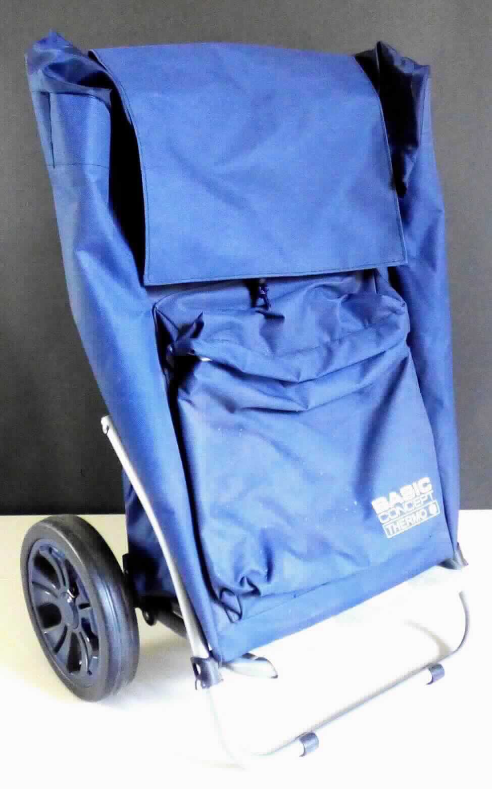 Anderes nicht selbstfahrendes Fahrzeug, sog. Einkaufstrolley mit einer Kühltasche, Art.-Nr.: 170753, Foto siehe Anlage,
- aus verschiedenen Bestandteilen zusammengesetzte Ware bestehend aus:
- - einem nicht selbstfahrenden Fahrzeug,
- - - aus einem Rohrgestell aus unedlem Metall mit Kunststoffgriff (laut Antrag Polyurethan),
- - - mit einer Laufachse mit je einem Kunststoff-Rad an der Seite,
- - - mit einer bügelförmigen Stütze, die ein aufrechtes Stehen des Fahrzeugs ermöglicht,
- - - an der Unterseite mit einem Metallgestell mit einem zusätzlichen, abtrennbaren Netz als
      Auflage für den Transport von Gütern,
- - einer abnehmbaren Tasche,
- - - mit den Abmessungen (H x B x T): ca. 55 cm x 39 cm x 29 cm,
- - - aus einem Kunststoffgewebe (laut Antrag Polyester),
- - - mit einem eingeschobenen Gestell zur Stabilisierung,
- - - auf der Rückseite befindet sich eine kleine Reisverschlusstasche sowie eine Schlaufe für die
      Befestigung am Rohrgestell,
- - - mit einer Überschlagklappe zum Schließen der Tasche,
- - vorne zusätzlich mit einer isolierten Außentasche (Kühltasche) ausgestattet, die mit einen 
    Reissverschluss geöffnet und geschlossen werden kann, 
- aufgestellt in den Abmessungen (H x B x T): ca. 97 cm x 46 cm x 37 cm,  
- Metallrohrgestell und Tasche gemeinsam sind für den Transport von Waren konstruiert, 
  können aber auch für sich alleine verwendet werden; ein charakterbestimmender 
  Bestandteil ist nicht zu ermitteln; die Ware ist der von den gleichermaßen in Betracht 
  kommenden Positionen (4202 und 8716) der in der Nomenklatur zuletzt genannten
  zuzuweisen.

"Nicht selbstfahrendes Fahrzeug (Einkaufstrolley)"