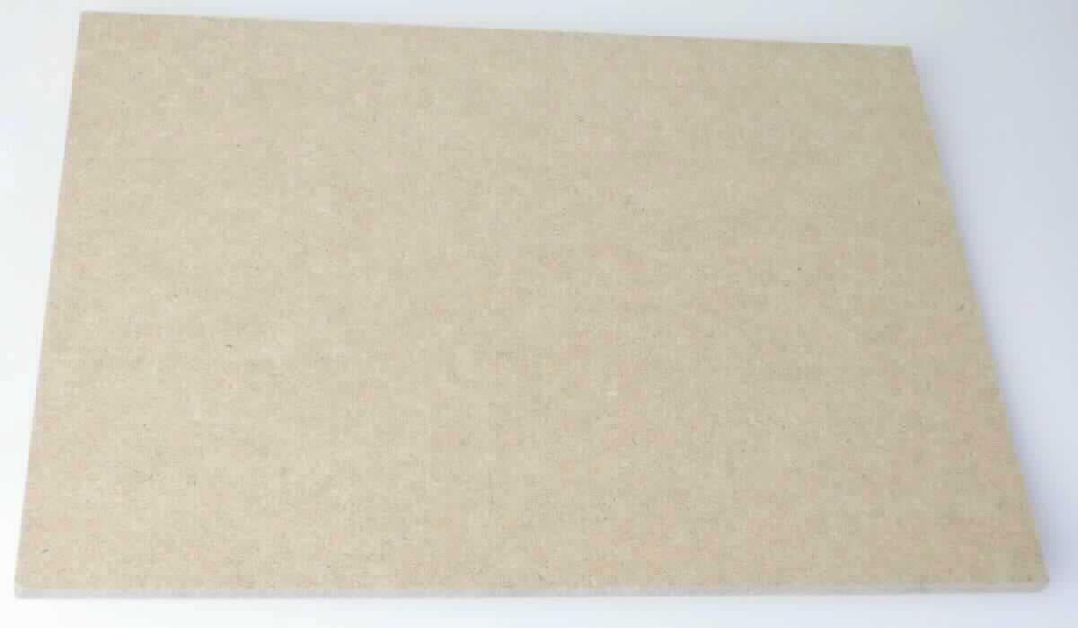 HDF-Platte,
- Faserplatte aus Holz, im Trockenverfahren unter Zusatz von Bindemitteln hergestellt, somit 
  mitteldichte Faserplatte, mit einer Dichte von mehr als 0,8 g/cm3 (im Handel als hochdichte 
  Faserplatte "high density fibreboard / HDF" bezeichnet), beidseitig geschliffen, 
- in den Abmessungen 2605 x 2070 x 7,4 mm,
- zur Verwendung als Trägerplatte für Fussböden.
(Abbildung siehe Anlage)

"Mitteldichte Faserplatte (MDF) aus Holz, mit einer Dicke von mehr als 5 mm bis 9 mm, beidseitig geschliffen - sog. HDF-Platte"