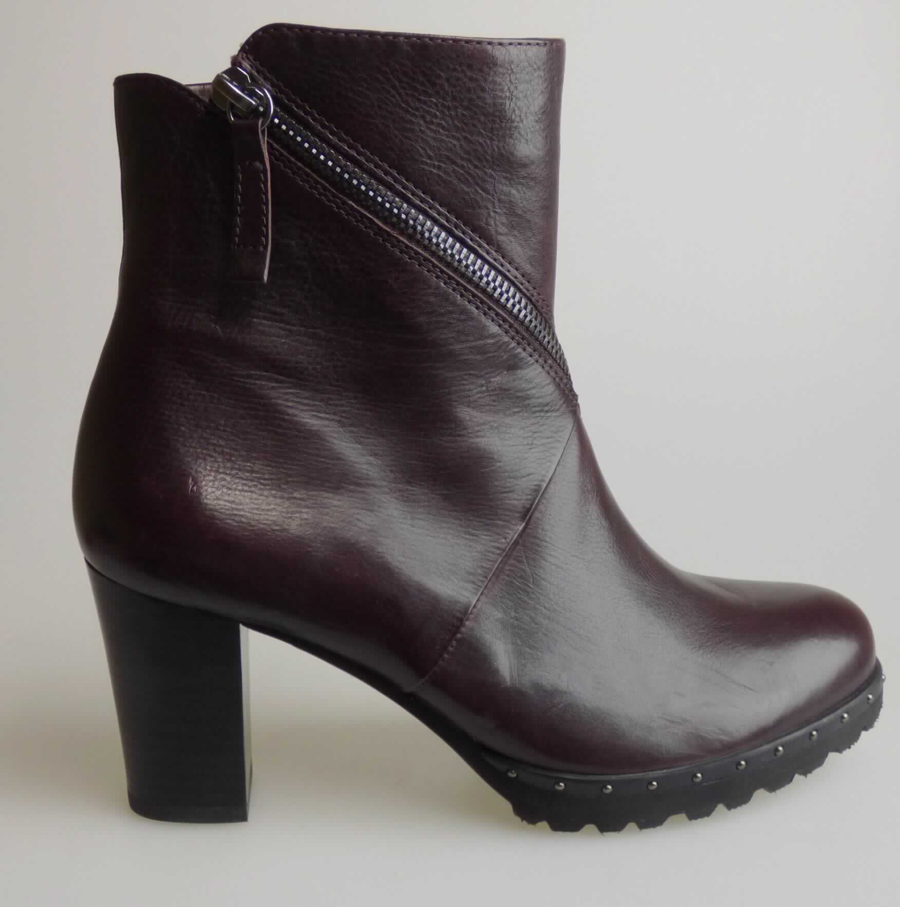 Stiefel (lt. Antrag: "Freizeitschuhe für Damen", Foto siehe Anlage)
- mit Laufsohlen aus Kunststoff/Kautschuk; ohne Hauptsohle aus Holz,
- mit Oberteil aus Leder,
- mit Zierreißverschluss,
- seitlich mit Reißverschluss,
- ohne Metallschutz in der Vorderkappe, 
- den Knöchel, jedoch nicht die Wade bedeckend,
- lt. Antrag mit einer Länge der Innensohle von weniger als 24 cm.

"Schuhe mit Laufsohlen aus Kunststoff und Oberteil aus Leder, andere als in den Unterpositionen 6403 1200 bis 
 6403 9105 genannte, den Knöchel, jedoch nicht die Wade bedeckend, mit einer Länge der Innensohle von 
 weniger als 24 cm"