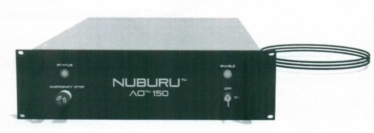 Sog. blauer Hochleistungslaser, im Wesentlichen bestehend aus einem quaderförmigen, langestreckten Korpus mit den Abmessungen von ca. 685 x 436 x 128 mm und dem Gewicht von 27 kg. Die Frontpartie ist als aufgesetzte Platte ausgeführt, an der wiederum 2 Tragegriffe angebracht sind. Sie weist die Abmessungen von ca. 482 x 133 mm auf. 
Die Ware ist ein luftgekühlter Diodenlaser mit 150 W cw Ausgangsleistung und einer Wellenlänge 450 nm. An der Front- und der Rückseite der Ware sind diverse Schalter und Steckanschlüsse angebracht.
Das Gerät wird in der Materialbearbeitung verwendet und dort insbesondere im spritzfreien Schweißen von Kupfer, seinen Legierungen und von anderen Edelmetallen.

Zur äußeren Form siehe Abbildung in der Anlage.

Die Ware wird als "Laser, ausgenommen Laserdioden" eingereiht.