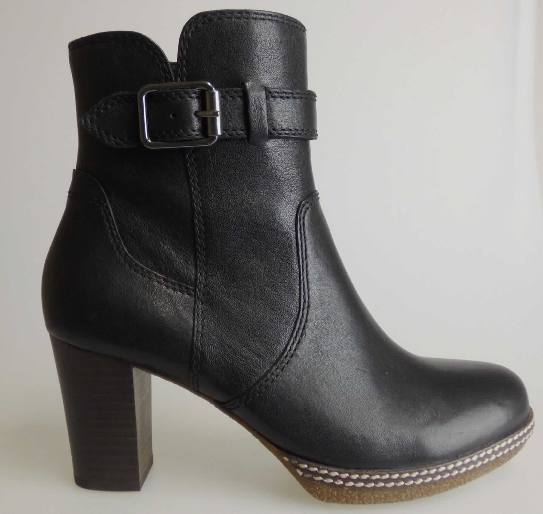 Stiefel (lt. Antrag: "Freizeitschuhe für Damen", Foto siehe Anlage)
- mit Laufsohlen aus Kunststoff/Kautschuk; ohne Hauptsohle aus Holz,
- mit Oberteil aus Leder,
- seitlich mit Reißverschluss,
- mit einem Lederriemen mit Schnallenverschluss verziert,
- ohne Metallschutz in der Vorderkappe, 
- den Knöchel, jedoch nicht die Wade bedeckend,
- lt. Antrag mit einer Länge der Innensohle von weniger als 24 cm.

"Schuhe mit Laufsohlen aus Kunststoff und Oberteil aus Leder, andere als in den Unterpositionen 6403 1200 bis 
 6403 9105 genannte, den Knöchel, jedoch nicht die Wade bedeckend, mit einer Länge der Innensohle von 
 weniger als 24 cm"