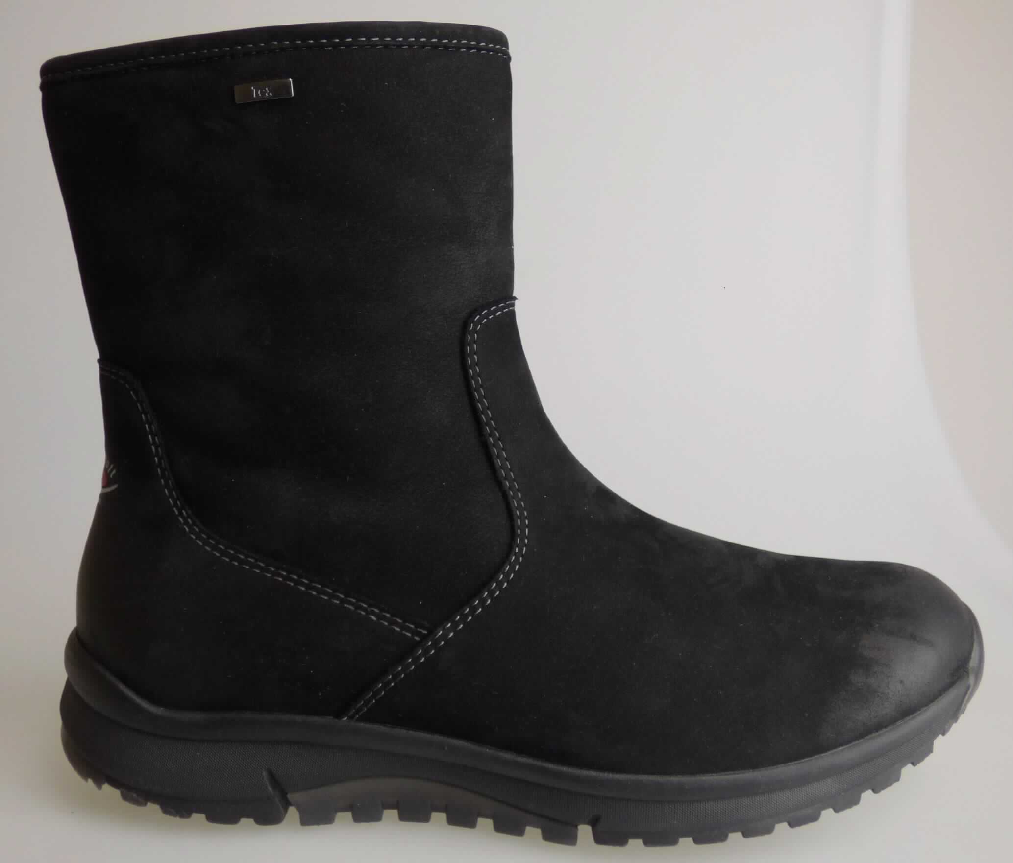 Stiefel (lt. Antrag: "Freizeitschuhe für Damen", Foto siehe Anlage)
- mit Laufsohlen aus Kunststoff/Kautschuk; ohne Hauptsohle aus Holz,
- mit Oberteil aus Leder,
- mit einer Randeinfassung aus Leder verstärkt,
- seitlich mit Reißverschluss,
- mit Zierbesatz,
- ohne Metallschutz in der Vorderkappe, 
- den Knöchel, jedoch nicht die Wade bedeckend,
- lt. Antrag mit einer Länge der Innensohle von weniger als 24 cm.

"Schuhe mit Laufsohlen aus Kunststoff und Oberteil aus Leder, andere als in den Unterpositionen 6403 1200 bis 
 6403 9105 genannte, den Knöchel, jedoch nicht die Wade bedeckend, mit einer Länge der Innensohle von 
 weniger als 24 cm"