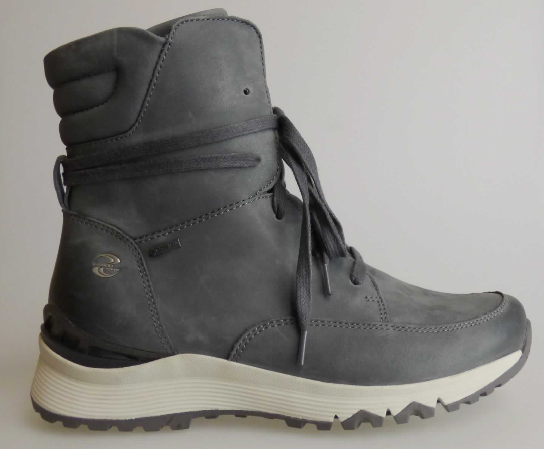 Stiefel (lt. Antrag: "Freizeitschuhe für Damen", Foto siehe Anlage)
- mit Laufsohlen aus Kunststoff/Kautschuk; ohne Hauptsohle aus Holz,
- mit Oberteil aus Leder,
- vorn mit Schnürsenkelverschluss und seitlich mit Reißverschluss,
- mit Zierbesatz,
- ohne Metallschutz in der Vorderkappe, 
- den Knöchel, jedoch nicht die Wade bedeckend,
- lt. Antrag mit einer Länge der Innensohle von weniger als 24 cm.

"Schuhe mit Laufsohlen aus Kunststoff und Oberteil aus Leder, andere als in den Unterpositionen 6403 1200 bis 
 6403 9105 genannte, den Knöchel, jedoch nicht die Wade bedeckend, mit einer Länge der Innensohle von 
 weniger als 24 cm"