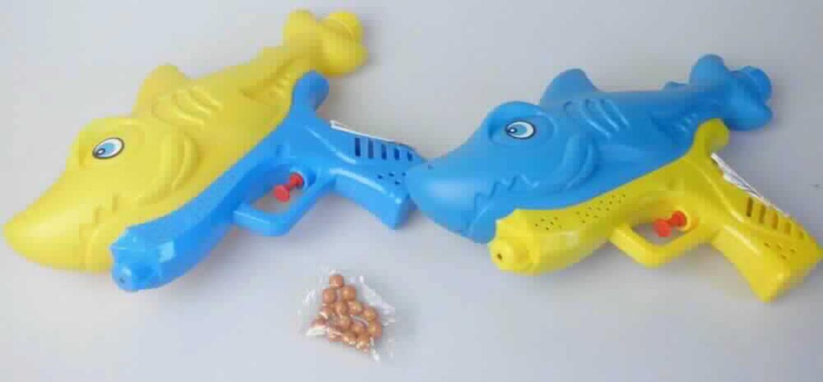 Spielzeugwaffe in Form einer Kombination, sog. "Shark Watergun, Art. 22019" bestehend aus
- einer Wasserpistole
-- aus starren, gelbem und hellblauen Kunststoffen gefertigt
-- in den Abmessungen von ca. 26 x 16 x 7 cm
-- mit einem Lauf in Form eines Fisches mit einem kleinen runden Loch unterhalb des Mauls, 
   der als Wassertank dient
-- am Schwanz mit einer Öffnung zum Einfüllen von Flüssigkeiten
-- dient der spielerischen Unterhaltung von Kindern und Erwachsenen
-- am Griff mit einem Abzug; durch Drücken wird das eingefüllte Wasser aus der Öffnung
   gedrückt
- einem Kunststoffbeutel mit ca. 5 g Dextrosekomprimaten, der sich im Wassertank der Pistole
  befindet
- gemeinsam mit Sicherheitshinweisen, die am Griff der Ware mit einem Gummiband befestigt
  sind, für den Einzelverkauf aufgemacht.

Die Kombination hat den wesentlichen Charakter von Spielzeug. 
 
Die Ware ist als "Spielzeugwaffe, nicht aus Holz handgearbeitet" einzureihen.