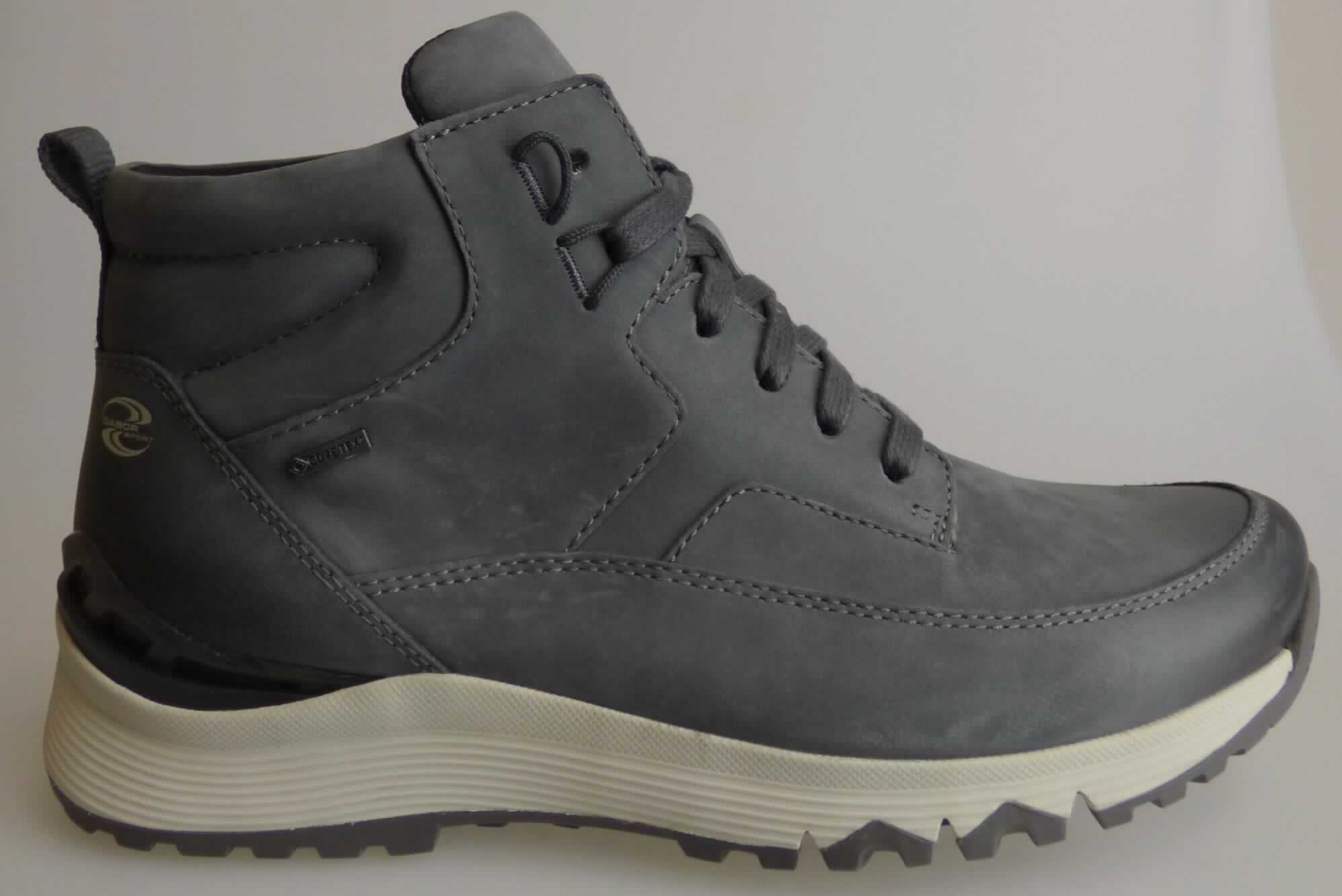 Stiefel (lt. Antrag: "Freizeitschuhe für Damen", Foto siehe Anlage)
- mit Laufsohlen aus Kunststoff/Kautschuk; ohne Hauptsohle aus Holz,
- mit Oberteil aus Leder,
- mit Schnürsenkelverschluss,
- seitlich mit Zierbesatz,
- ohne Metallschutz in der Vorderkappe, 
- den Knöchel, jedoch nicht die Wade bedeckend,
- lt. Antrag mit einer Länge der Innensohle von weniger als 24 cm.

"Schuhe mit Laufsohlen aus Kunststoff und Oberteil aus Leder, andere als in den Unterpositionen 6403 1200 bis 
 6403 9105 genannte, den Knöchel, jedoch nicht die Wade bedeckend, mit einer Länge der Innensohle von 
 weniger als 24 cm"