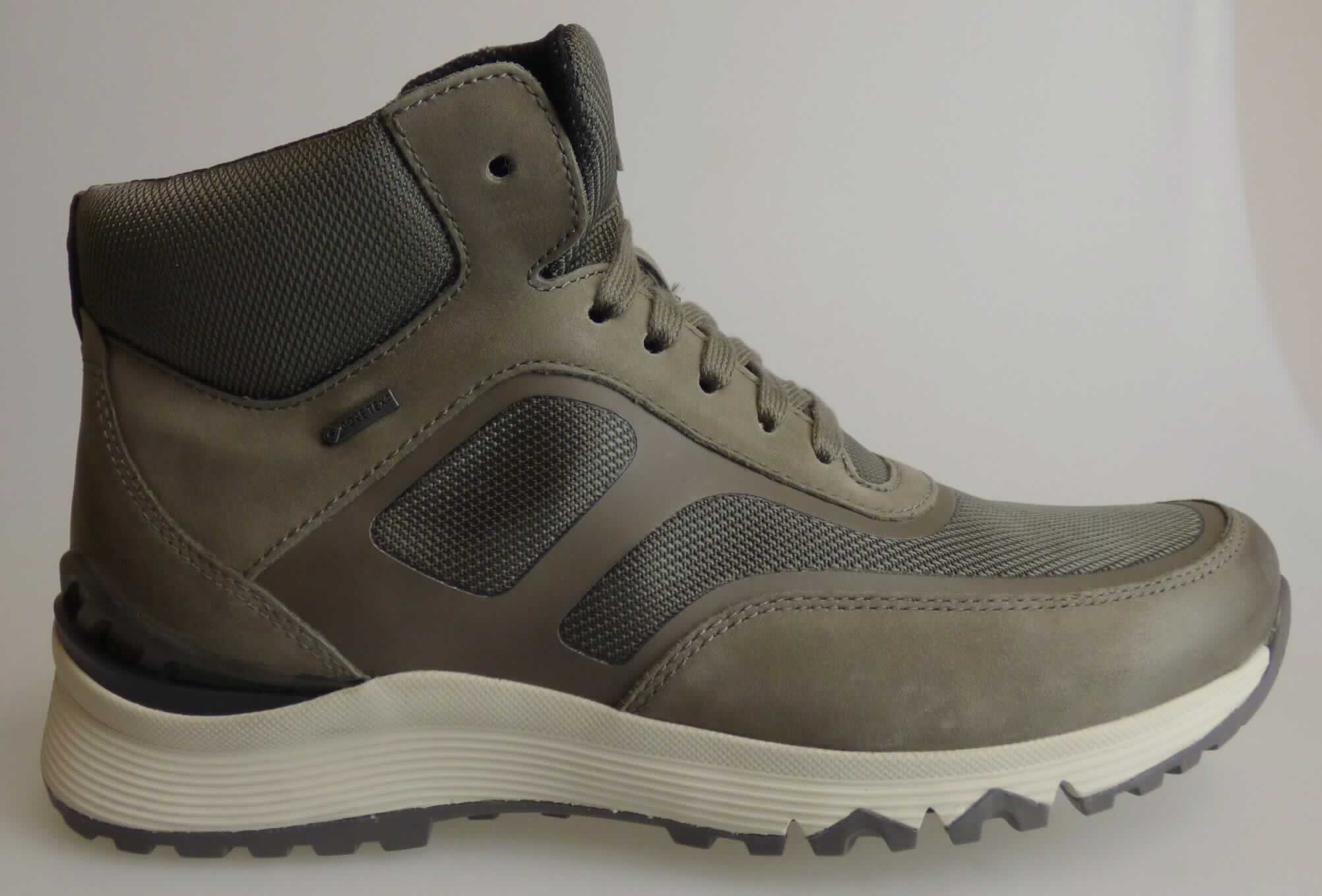 Stiefel (lt. Antrag: "Freizeitschuhe für Damen", Foto siehe Anlage)
- mit Laufsohlen aus Kunststoff/Kautschuk; ohne Hauptsohle aus Holz,
- mit Oberteil aus Leder (den größten Teil der Außenfläche bildend) und Spinnstoff, 
- auf das Oberteil sind Verstärkungsteile aus Kunststoff aufgesetzt,
- mit Schnürsenkelverschluss,
- ohne Metallschutz in der Vorderkappe, 
- den Knöchel, jedoch nicht die Wade bedeckend,
- lt. Antrag mit einer Länge der Innensohle von weniger als 24 cm.

"Schuhe mit Laufsohlen aus Kunststoff und Oberteil aus Leder, andere als in den Unterpositionen 6403 1200 bis 
 6403 9105 genannte, den Knöchel, jedoch nicht die Wade bedeckend, mit einer Länge der Innensohle von 
 weniger als 24 cm"