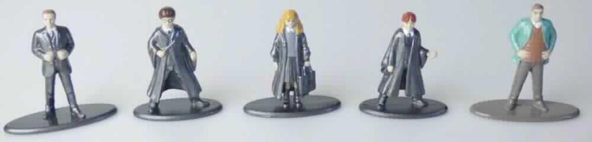 Spielzeug in Form von fünf Metallfiguren
- fünf Zauberer aus den Film "Harry Potter" darstellend (3 Mitglieder der Weasley-Familie sowie
  Harry Potter und Hermine Granger), auf einem Sockel stehend
- aus unedlem Metall gegossen und farbig bemalt
- im Maßstab 1:65 - lt. Antragsangaben
- mit einer Größe von ca. 42 mm bis 44 mm
- dient der spielerischen Unterhaltung von Kindern und Erwachsenen
- gemeinsam in einer Showbox für den Einzelverkauf aufgemacht.

Das Set ist als "anderes als in den Unterpositionen (KN) 9503 0010 bis 9503 0081 erfasstes Spielzeug, im Gussverfahren hergestelltes Miniaturmodell aus Metall" einzureihen.