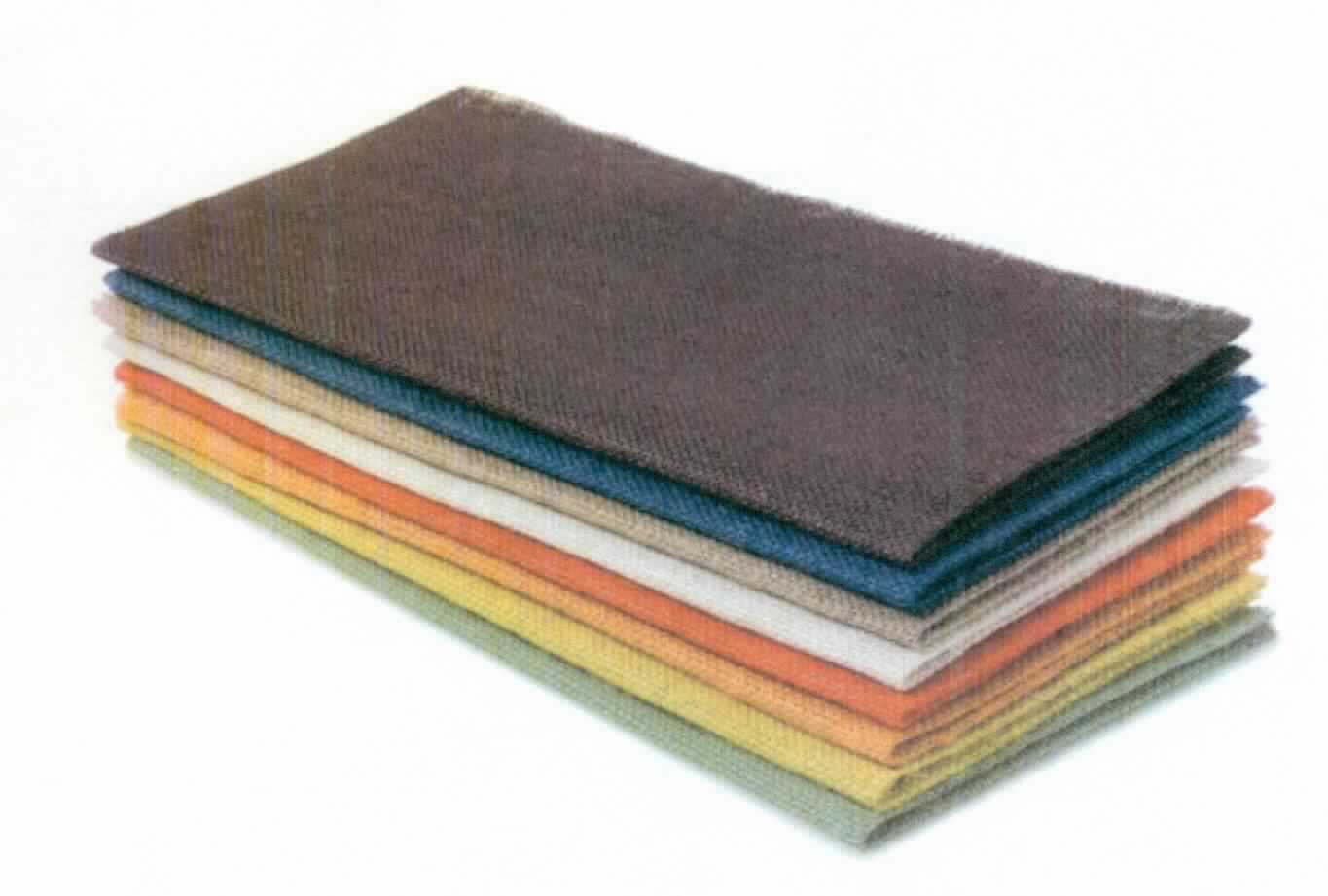 Rupfenpaket, Art. 85525, Foto siehe Anlage, 
- achtteilige Zusammenstellung, bestehend aus verschiedenfarbigen Zuschnitten (roh, gebleicht bzw. gefärbt),
- gemeinsam in einem Polybeutel verpackt,
- getrennte Einreihung aller Bestandteile, da die Waren weder der Befriedigung eines gemeinsamen Bedarfs dienen
  noch zur Ausübung einer speziellen Tätigkeit zusammengestellt sind und somit keine Warenzusammenstellung
  im Sinne der AV 3 b) bilden,  
- in den Abmessungen von laut Antrag 30 cm x 60 cm, 
- Zuschnitt (roh):
-- aus Geweben aus laut Antrag Jute,
-- roh (ein Zuschnitt),
-- in Leinwandbindung.

"Gewebe aus Jute, roh, mit einer Breite von weniger als 150 cm"