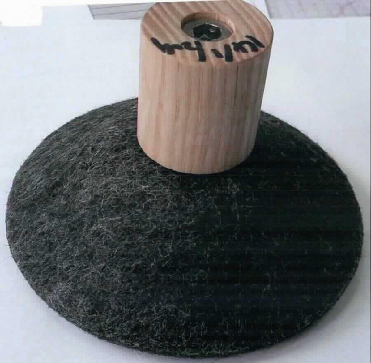 Garderobenhaken, Foto siehe Anlage,
- laut Antrag zusammen mit Material für die Wandmontage in einem Karton verpackt,
- bestehend aus:
-- einem annähernd kegelförmigen Element aus laut Untersuchungsergebnis Vliesstoff aus synthetischen 
   Chemiefasern, mit einem Durchmesser von ca. 9,5 cm und einer Höhe von ca. 3 cm, mit einer Aussparung
   in der Mitte, 
-- einem ca. 6 cm hohen, annähernd zylinderförmigen Holzelement mit einem Durchmesser von bis zu ca. 3 cm,
   mit einem eingelassenen Metallgewinde,
- das Holzelement ist zur Hälfte in die Aussparung des Vliesstoffkegels eingeschoben,
- durch Zusammenfügen konfektioniert,
- wird mit der Holzseite an der Wand befestigt, der Vliesstoffkegel dient als Garderobenhaken der Aufnahme 
  von Kleidungsstücken, stellt sich damit weder als Ware der Position 9403 noch als Ware der Position 9404 dar,
- kennzeichnet sich aufgrund der eindeutig raumbezogenen Funktion als Ware zur Innenausstattung,
- im Hinblick auf die Verwendung und das äußere Erscheinungsbild verleiht der Vliesstoff aus Spinnstoffen der
  Ware ihren wesentlichen Charakter (somit keine Ware des Kapitels 44).
 
"Andere Ware zur Innenausstattung (Garderobenhaken) aus Spinnstoffen, keine Ware der Position 9404, aus 
 Vliesstoffen, aus synthetischen Chemiefasern"