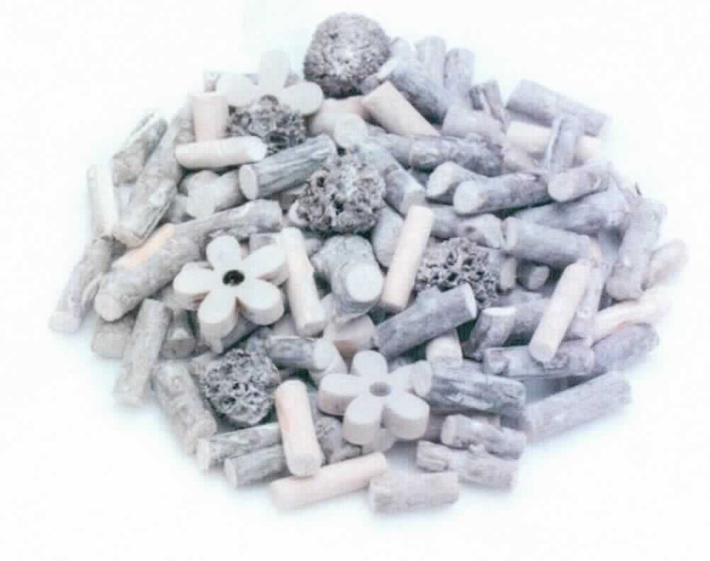 "Natur-Mix Frühjahr, Art. 85216"
- Warenzusammenstellung aus einer Vielzahl von kurzen Zweigabschitten Holzstücken 
  (ca. 2-3 cm lang) und zehn Stück Amberbaumfrüchten (Pflanzenteile), getrocknet und 
  weitergehend bearbeitet (weiß gefärbt) sowie sechs Ziergegenständen aus Sperrholz 
  in Form stilisierter Blüten, ebenfalls weiß gefärbt,
- gemeinsam verpackt in einer Stülpdeckelschachtel mit klarsichtigem Deckel,
- wird üblicherweise vom Blumenhandel zu Zierzwecken geliefert (keine Streudeko der 
  Pos. 9505, da ohne Bezug zu einem bestimmten festlichen Anlass).
(Abbildung siehe Anlage)

Der Charakter der Warenzusammenstellung wird hinsichtlich der Menge und der Bedeutung für die Verwendung (Zierwirkung) durch die Pflanzenteile bestimmt.

"Pflanzenteile, ohne Blüten und Blütenknospen, zu Binde- oder Zierzwecken, getrocknet und weitergehend 
bearbeitet, keine Moose oder Flechten (Warenzusammenstellung in Aufmachung für den Einzelverkauf aus Pflanzenteilen - charakterbestimmend- und Ziergegenständen aus Holz)"