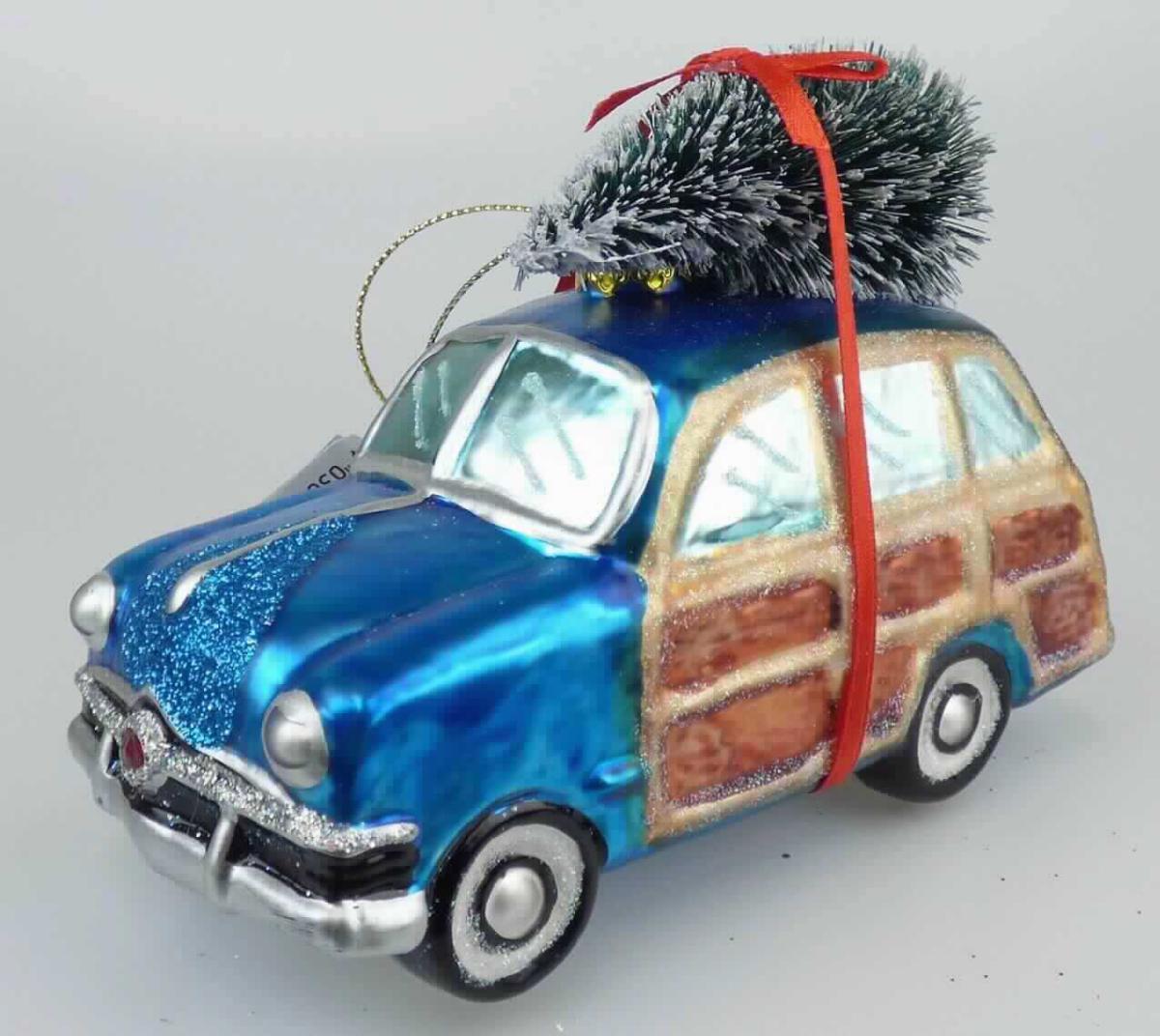 Nach den Angaben der Antragstellerin sowie dem vorliegenden Warenmuster handelt es sich um einen sogenannten Weihnachtsanhänger "Auto mit Weihnachtsbaum" (Artikel 12159). Die ca. 15 cm große Ware besteht aus einem Hohlkörper aus Glas (charakterbestimmend) in Form eines Autos, der mit einem metallisch glänzenden/spiegelnden Farbauftrag versehen und zusätzlich beglittert ist. Auf dem Dach befindet sich ein kleiner Tannenbaum aus künstlichem Blattwerk der mit einem roten Spinnstoffband befestigt ist. An der Oberseite ist die Ware mit einem Krönchen aus Metall und einer textilen Aufhängeschlaufe ausgestattet.

Die Ware ist dazu bestimmt an den Weihnachtsbaum gehängt zu werden und weist durch die spezielle Ausgestaltung (Form, Aufhängung, Glanz) einen Bezug zu Weihnachten auf.
Es handelt sich somit um Dekorationsartikel für Weihnachtsbäume (Christbaumschmuck).

Zolltarifrechtlich handelt es sich bei der - in einem Pappkarton verpackten Ware - um einen "Weihnachtsfestartikel, aus Glas".