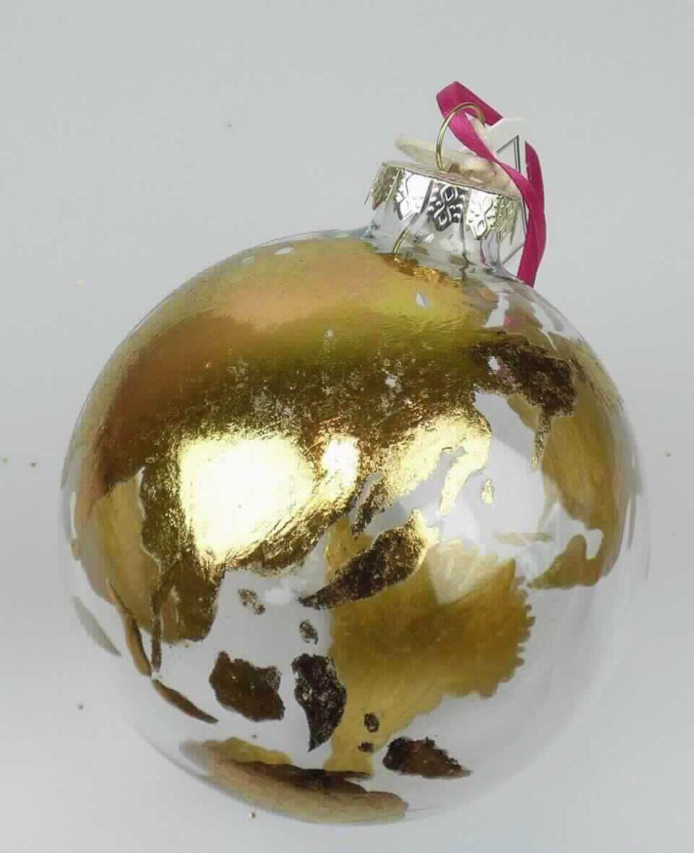 Nach den Angaben der Antragstellerin sowie dem vorliegenden Warenmuster handelt es sich um einen sogenannten Weihnachtsanhänger "Weltkugel" (Artikel 12276). Die ca. 10 cm große Ware besteht aus einer hohlen Kugel aus Glas (charakterbestimmend), die metallisch-goldglänzend mit der stilisierten Weltkarte bemalt ist. An der Oberseite ist die Ware mit einem Krönchen aus Metall und einer textilen Aufhängeschlaufe ausgestattet.

Die Ware ist dazu bestimmt an den Weihnachtsbaum gehängt zu werden und weist durch die spezielle Ausgestaltung (Form, Aufhängung, Glanz) einen Bezug zu Weihnachten auf.
Es handelt sich somit um Dekorationsartikel für Weihnachtsbäume (Christbaumschmuck).

Zolltarifrechtlich handelt es sich bei der - in einem Pappkarton verpackten Ware - um einen "Weihnachtsfestartikel, aus Glas".
