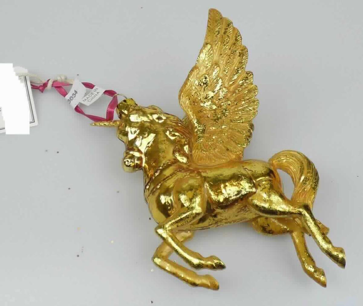 Glasware zur Innenausstattung, sog. Weihnachtshänger Einhorn, Artikel 12267, Foto siehe Anlage,
- Anhänger in Form eines Einhorns,
- mit einem hohlen Korpus aus gewöhnlichem, laut Antrag mundgeblasenem Glas,
- mit Flügeln, Schwanz und Beinen aus Kunststoff (laut Antrag Polyresin),
- goldfarben bemalt,
- am oberen Ende mit einem Metallkrönchen mit Spreizärmchen und einer Schlaufe aus einem Gewebe-
  band zum Aufhängen, 
- keine Einreihung als Dekorationsartikel für Weihnachtsbäume, da die Ware weder durch das Motiv noch 
  durch die Ausgestaltung einen Bezug zu Weihnachten aufweist,
- der Kunststoff und das Glas sind insbesondere im Hinblick auf die Zierwirkung gleichbedeutend, damit 
  bestimmt keiner der beiden Stoffe den wesentlichen Charakter der zusammengesetzten Ware und diese 
  ist der von den gleichermaßen in Betracht kommenden Positionen (3926/7013) in der Nomenklatur zuletzt 
  genannten Position zuzuweisen.

"Glasware zur Innenausstattung, aus gewöhnlichem Glas, handgefertigt (manuelle Glasentnahme)"