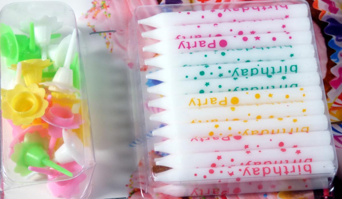 Angaben:
Geburtstagskerzen bunt 36er, 18 Halter.

Warenbeschaffenheit:
Geburtstagskerzenset in Aufmachung für den Einzelverkauf (beschriftete Blister-/Kartonumverpackung), bestehend aus 36 glatten, weißen Kerzen (bedruckt mit einfarbiger Aufschrift "birthday Party" sowie Sternen und Punkten (9 x rot, 9 x gelb, 9 x grün, 9 x pink), Kerzenhöhe: ca. 6 cm, Kerzendurchmesser: ca. 0,5 cm, Dochtdurchmesser: ca. 1 mm) und aus 5 weißen, 5 gelben, 4 grünen und 4 rosafarbenen Kunststoffkerzenhaltern.

Befund:
Warenzusammenstellung, bei der im Sinne der AV 3b) die Kerzen als charakterbestimmend angesehen werden;
Kerzen (Lichte) aller Art und dergleichen.