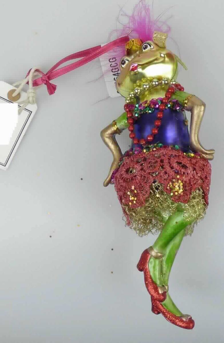 Glasware zur Innenausstattung, sog. Weihnachtshänger tanzende Mrs. Frosch, Artikel 12260, Foto siehe 
Anlage,
- Anhänger in Form einer mit einem Kleid und mit Schuhen bekleideten und geschmückten Froschfrau,
- mit einem hohlen Korpus aus gewöhnlichem, laut Antrag mundgeblasenem Glas,
- mit Armen und Beinen aus Kunststoff (laut Antrag Polyresin),
- farbig bemalt,
- am Kopf mit pinkfarbenen Daunen und einer Spinnstoffschleife, um den Hals mit "Perlenketten"
  geschmückt,
- mit einem angeklebten "Rockteil" aus Spinnstoffen,
- am oberen Ende mit einem Metallkrönchen mit Spreizärmchen und einer Schlaufe aus einem Gewebe-
  band zum Aufhängen, 
- keine Einreihung als Dekorationsartikel für Weihnachtsbäume, da die Ware weder durch das Motiv 
  noch durch die Ausgestaltung einen Bezug zu Weihnachten aufweist,
- der Kunststoff und das Glas sind gegenüber den anderen Stoffen insbesondere im Hinblick auf die 
  Zierwirkung gleichbedeutend, damit bestimmt keiner der beiden Stoffe den wesentlichen Charakter 
  der zusammengesetzten Ware und diese ist der von den gleichermaßen in Betracht kommenden 
  Positionen (3926/7013) in der Nomenklatur zuletzt genannten Position zuzuweisen.

"Glasware zur Innenausstattung, aus gewöhnlichem Glas, handgefertigt (manuelle Glasentnahme)"